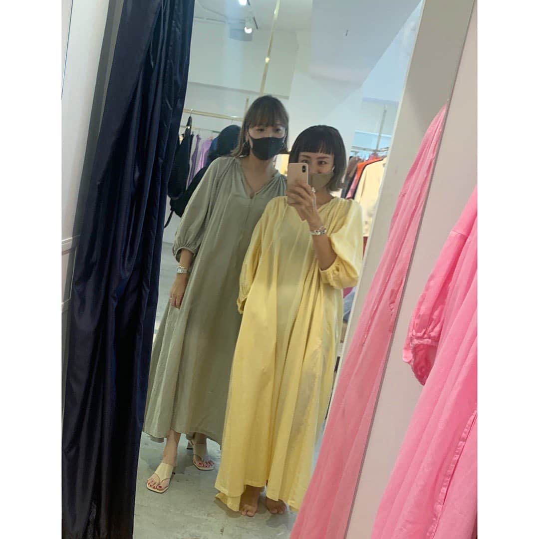 土井地恵理子さんのインスタグラム写真 - (土井地恵理子Instagram)「・ @venit_official の展示会へ。 ・ 女らしいシルエットと 気分が上がるカラーリング。 好物でした❤︎❤︎ ・ kidsもあって可愛すぎた😍 うちの子達はもう着れないから 誰か着てほしい〜✨ ・ ・ thanx! @mikittyisland  ・ ・ #2021ss #venit」9月10日 0時54分 - ericodoiji