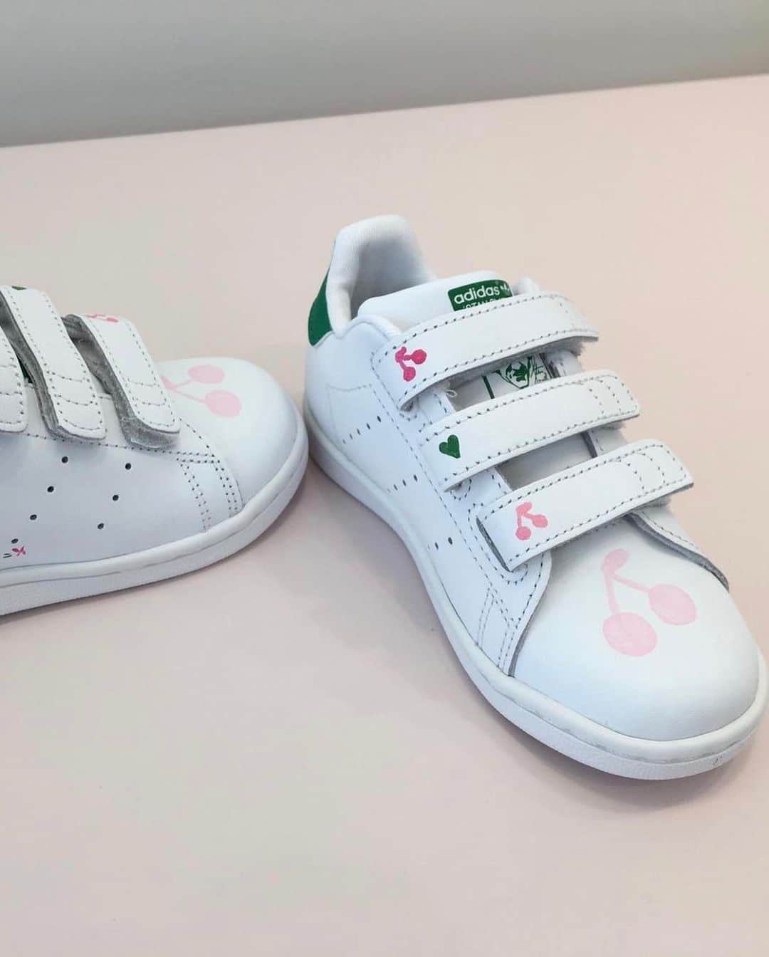 bonpointさんのインスタグラム写真 - (bonpointInstagram)「How cute are these hand-painted sneakers? See you this Saturday September the 12th for new DIY workshops ✂️ More info in our stories! #Bonpoint」9月10日 0時54分 - bonpoint