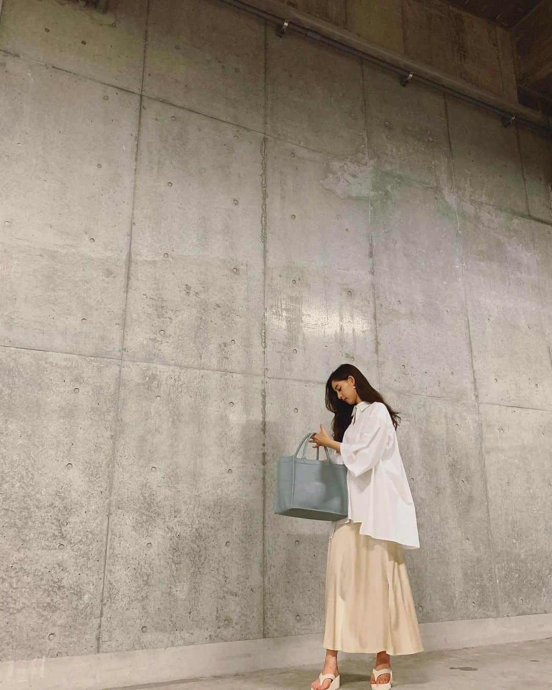 新木優子さんのインスタグラム写真 - (新木優子Instagram)「私服  shirt : @stylings_official @1030kei (keishirahata) skirt : @snidel_official  shoes : @fray_id  bag : @dior   撮影の時だけマスク外しています🙇🏻‍♀️✨  #fashion #mystyle」9月9日 23時29分 - yuuuuukko_