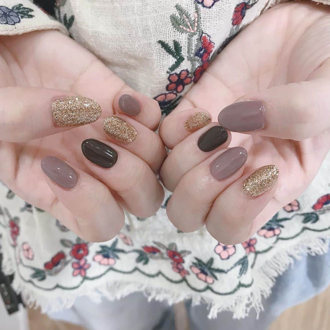 なかやまちえこのインスタグラム：「秋色ネイル🍂⠀ ⠀ カラーもグリッターもmix✨⠀ #nail #nails #nailart #ネイル #美甲 #ネイルアート  #japanesenailart #manucure #japanesenails #manicurist #gelnails #أظافر #네일아트 #미용 #vẽmóng #ngườiđẹp  #เพ้นท์เล็บ #искусствоногтя #artedeuñas #เพ้นท์เล็บเจล #ジェルネイルデザイン #ネイルデザイン #senikuku #nagelkunst #秋色ネイル @risa_risa_risadayo」