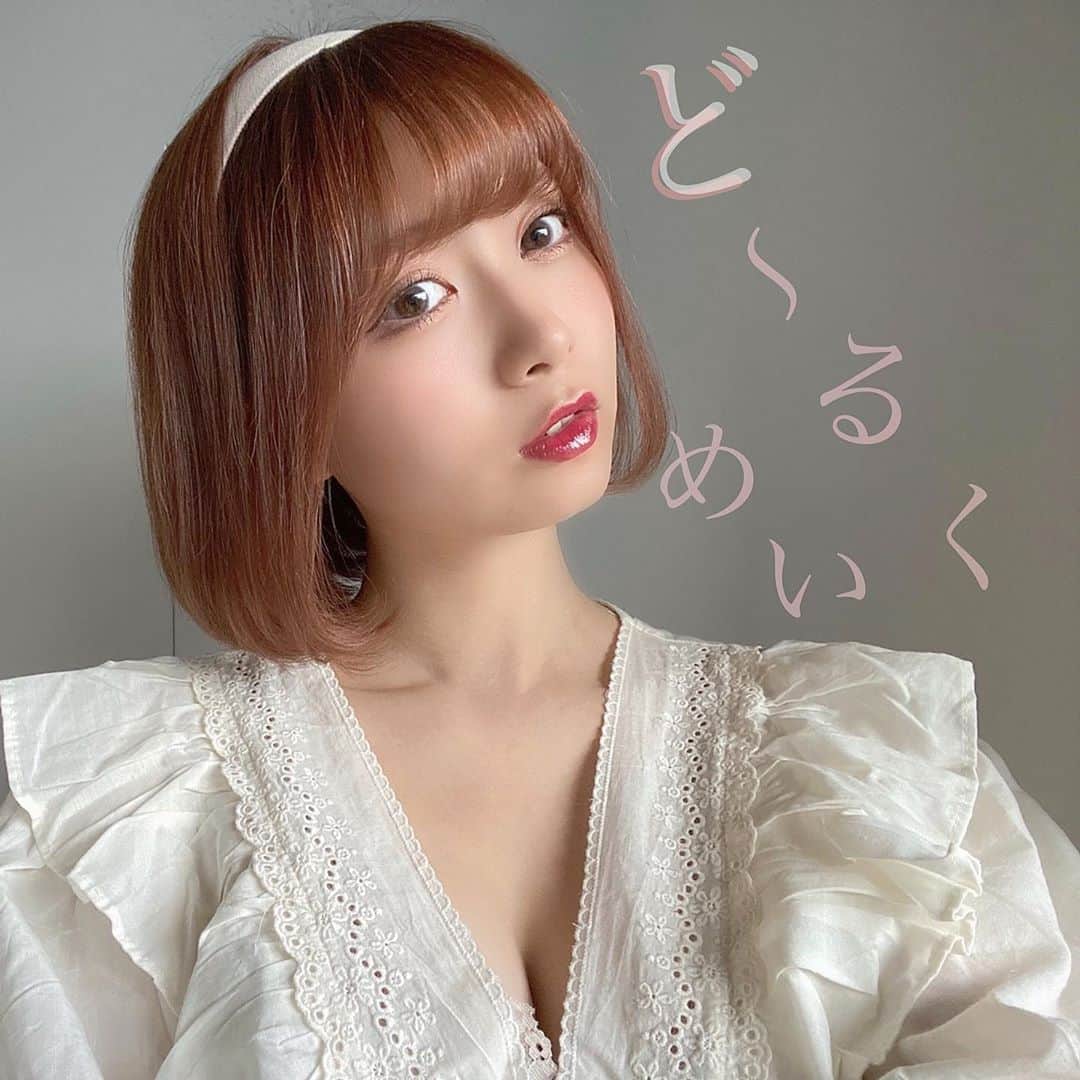 のインスタグラム：「𝐊𝐨𝐲𝐨 𝐝𝐨𝐥𝐥買ってくれますか？🧸☁️ ・ ・ ・  @morecontact 様より#トパーズ の新色 #アメジスト をプレゼントしていただきました🎀  この透明感とパープルおびたベージュの瞳見てなんのメイクしようかなー？って考えてたのね  あ！お人形さんみたい🧸💗  ってわけで秋も近いので整形級ドールメイクしてみたよー💄  このメイクすごい盛れるの。 お人形さんっておめめぱっちりして 鼻もスッてしてるので シャドーで二重に印象付けて、 ハイライトはマットなものの上に 光が入って欲しいところに細かいラメ入れてるよー  唇はぷっくりとぅるんって 思わずキスしたくなっちゃう風に作ってます💋 かわいい！！！❤︎  この色9/16からモアコンで買えるみたい💗 チェックしてねん♪♪ ・  ・  ・  #カラコン #カラコン着画 #カラコンレポ #モアコン #モアコンモデル #モアコンタクト #コスメ好きさんと繋がりたい #かわいくなりたい #プチプラコスメ #デパコス #ドラコス #뷰티스타그램 #화장품 #코덕스타그램 #大学生 #いいね返し #指原莉乃 #ドールメイク #整形 #整形メイク #カチューシャ #サロモ #撮影依頼募集中 #ショートカット #美男美女と繋がりたい #こよメイク」