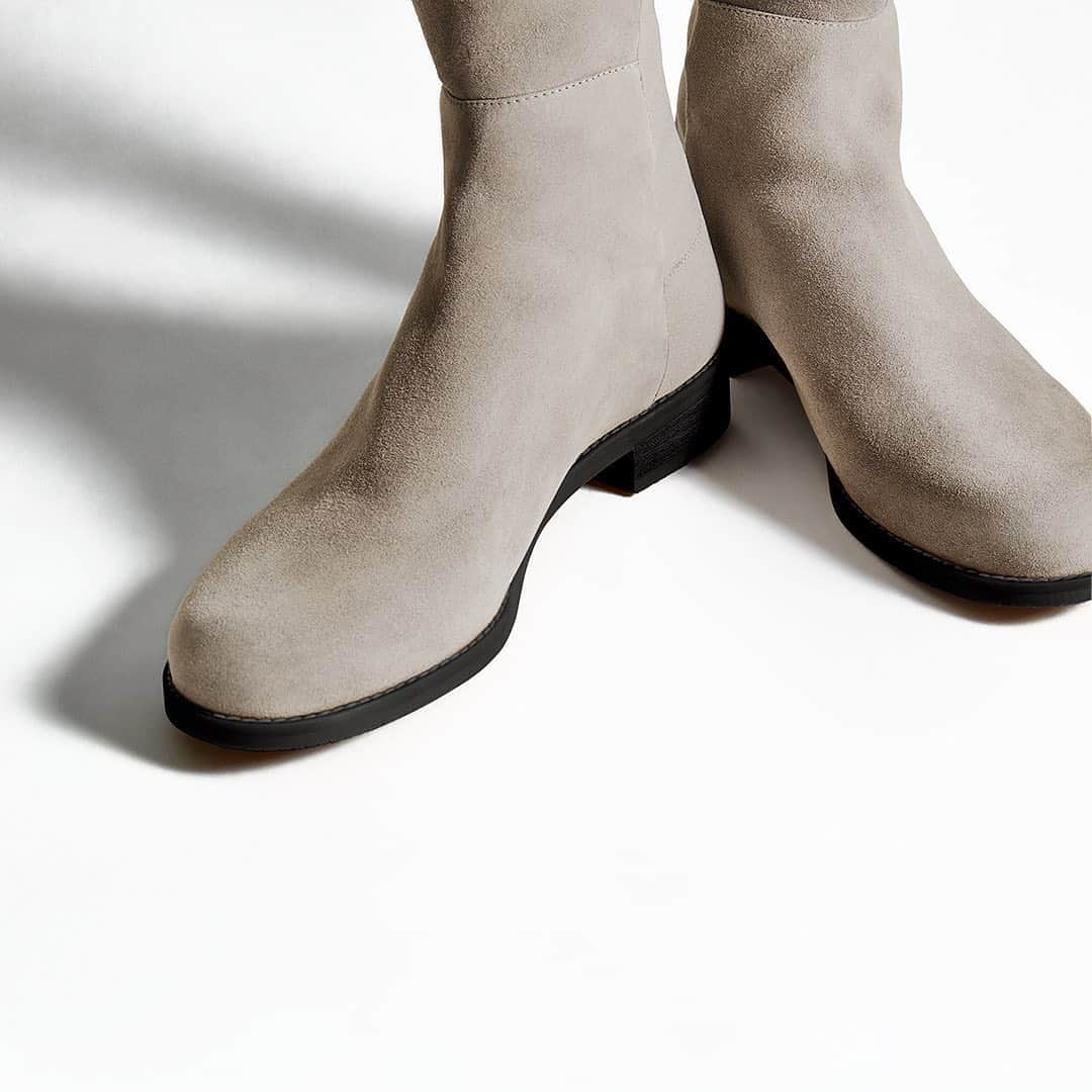 のインスタグラム：「And just like that, we released our world-famous #5050 boot in flannel gray suede, one of the must-have colors of the season. Who needs it? You, obviously. #StuartWeitzman」