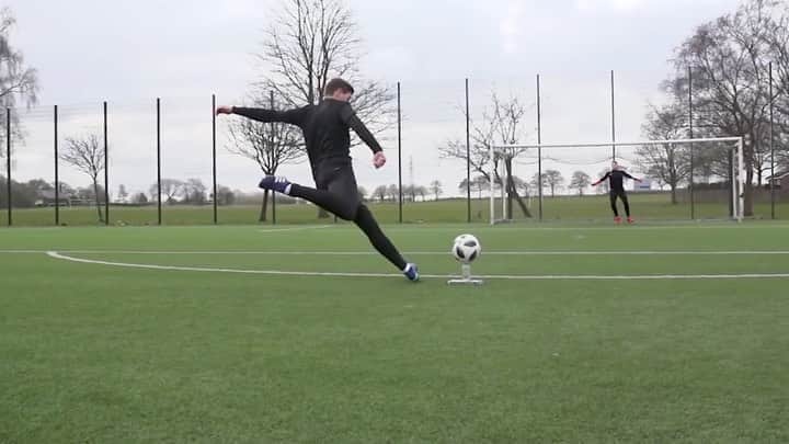 F2Freestylersのインスタグラム：「That technique though 🤯😍 Tag a baller with Tekkers like @stevengerrard」