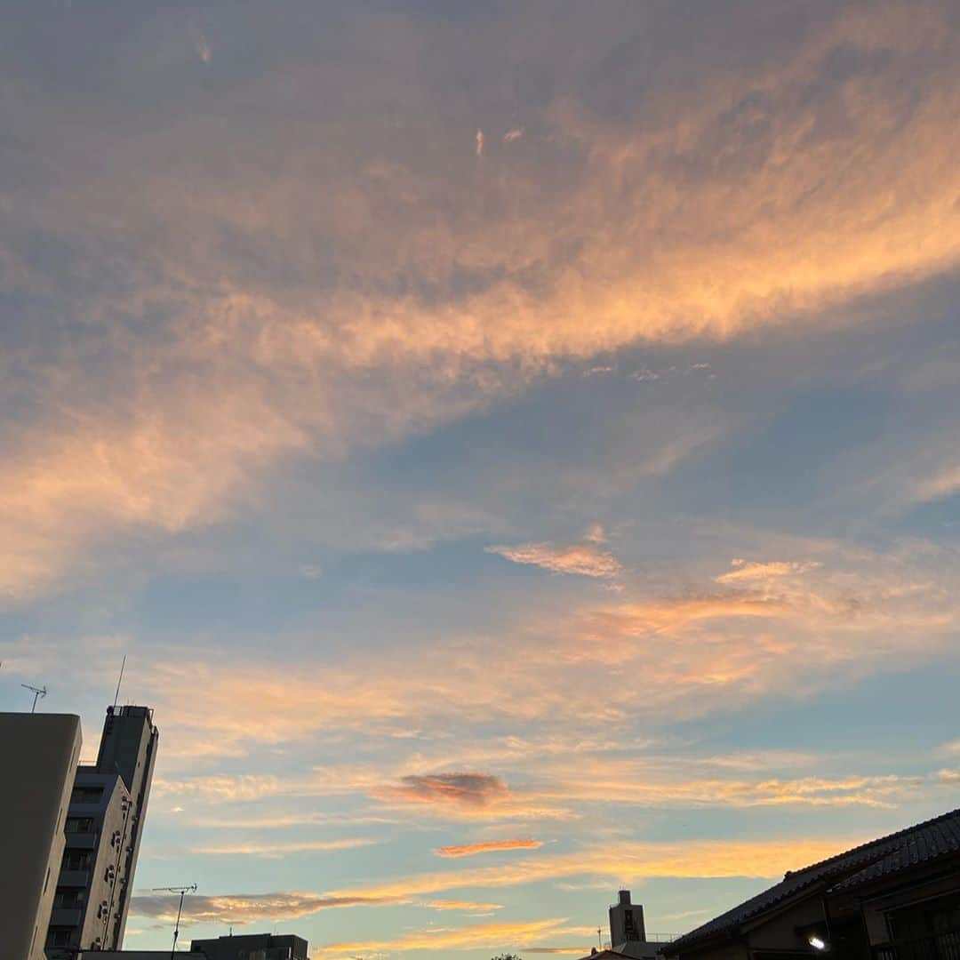 小林 ディスカスさんのインスタグラム写真 - (小林 ディスカスInstagram)「夏と秋の間の空🌞🌆🌆🌆🌝 ロマンチックてキュンキュンするーっ！ 👱🏽‍♂️💙💙💙💯  #tokyo #japan #sky #lastsummer #earlyautumn #今年はただ暑いだけの修行でしかなかった夏　#夏の終わりのハーモニー  #東京」9月9日 23時27分 - discus_kobayashi