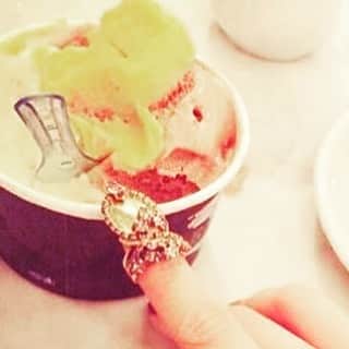 のインスタグラム：「I will have a scoop of ice cream 🍨 🍦 with my jewel tipped @ericksonbeamon finger! Posted @withregram • @zhy.vio.g #stilfull #stylish #accessories #jewelry #ericksonbeamon #ring #heartit #icecream  @taverna_brillo  #efterrätt#dessert #stuck in #stockholmwinter #ericksonbeamon」