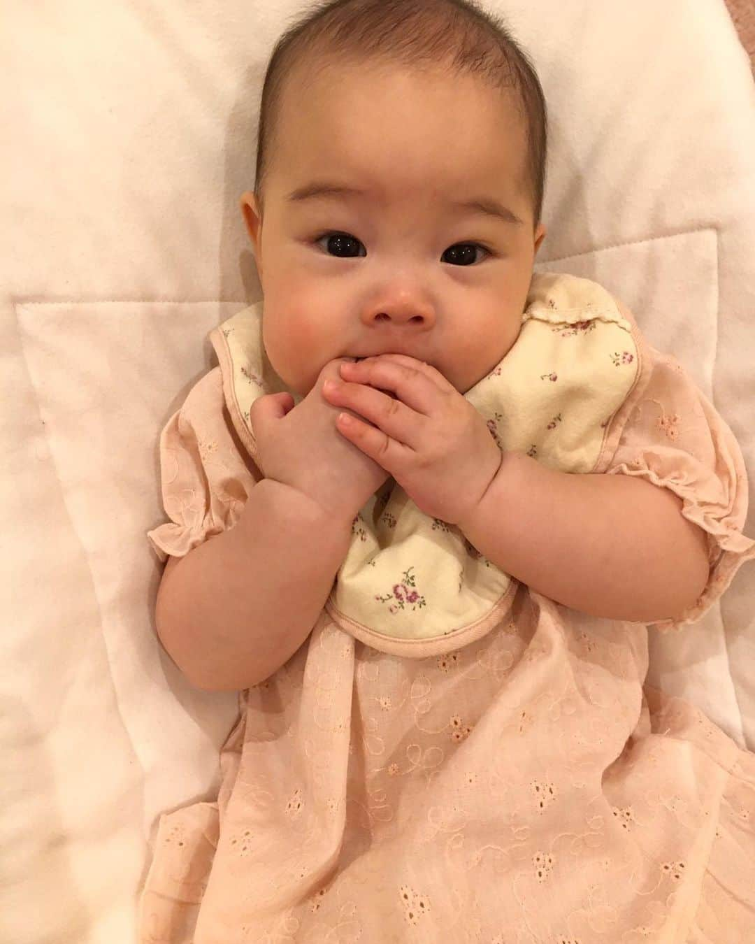 上原さくらのインスタグラム：「最近のわたちでちゅ☺️  #babygirl #baby #赤ちゃん　#子育て #育児 #女の子ベビー #赤ちゃんコーデ #ピンク #👶 #🤱 #親バカ部 #親バカ万歳」