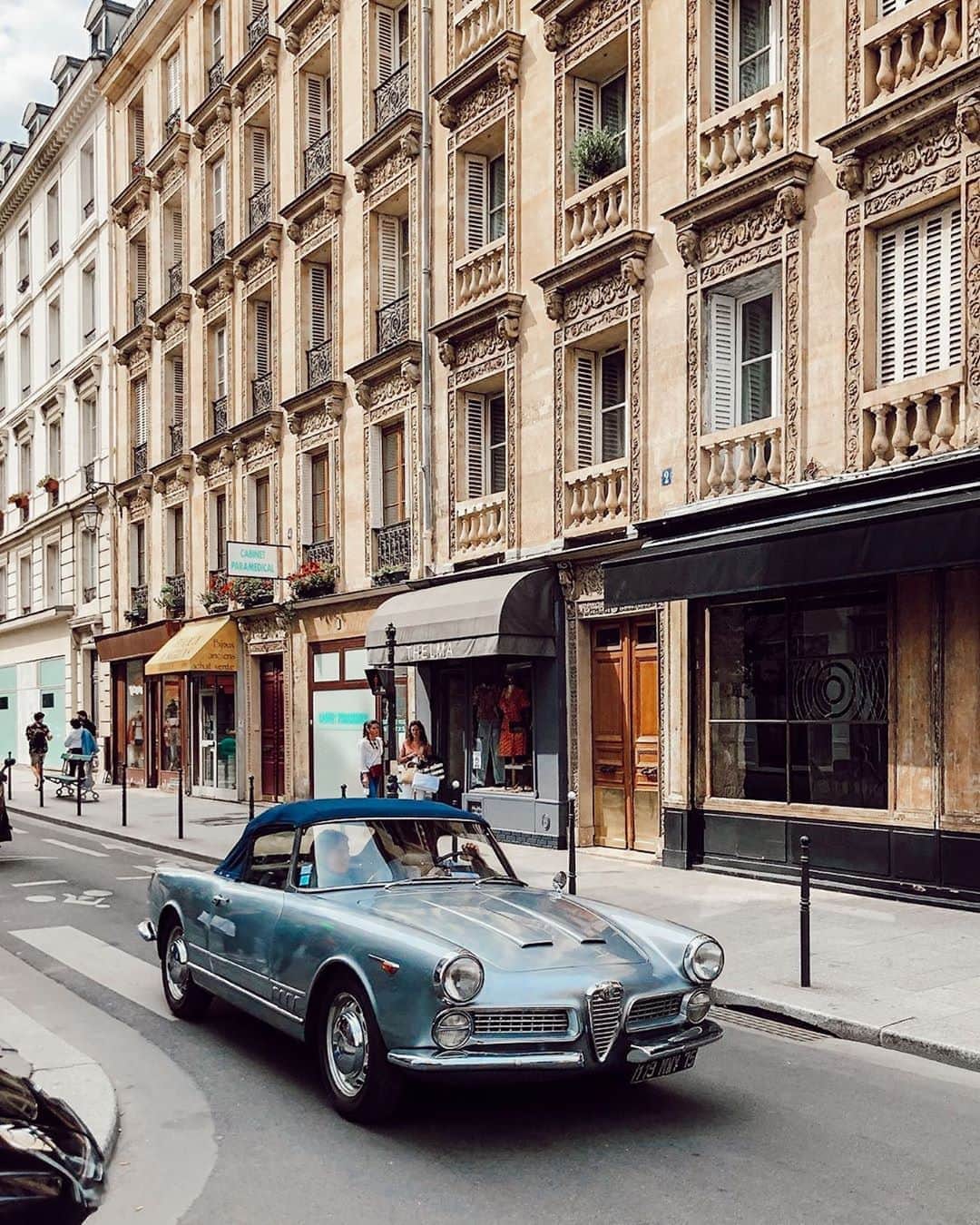 オールバーブラウンのインスタグラム：「We have another Parisian treat for you. In addition to our recently opened Boulevard de la Madeleine store, we now have a second location in Le Marais. Come in for a visit soon - our friendly team & new collections can't wait to meet you. 🎉 🗼Location: 53 Rue Vieille du Temple Paris 75004 (all store locations found in bio)  📷 by @JourneesdAutomne」