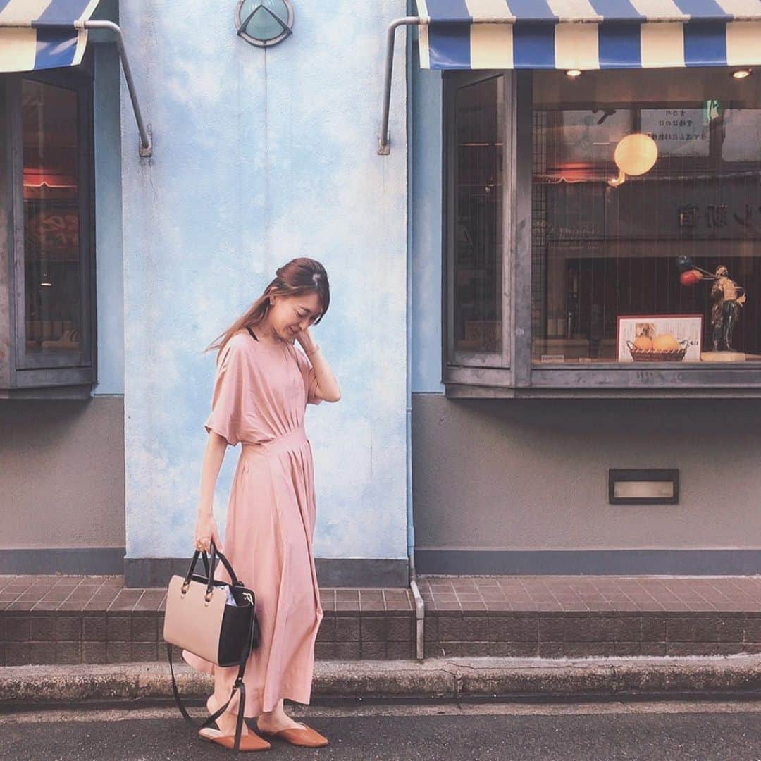 菊池かなこのインスタグラム：「. 🏷code 👗 @saisondepapillon_official 👠 @vivian_collection_official 👜 @florist_zozotown . ୨୧┈┈┈┈┈┈┈┈┈┈┈┈┈┈┈┈┈୨୧ #fashion#ファッション#code#今日のコーデ #プチプラコーデ #プチプラファッション #プチプラ高見えコーデ#ピンクワンピース #ピンクコーデ#骨格ウェーブ#今日のコーデ #フラットシューズ#ぺたんこ靴#2020aw #セゾンドパピヨン#saisondepapillon #viviancollection#vivian公式アンバサダー #florist#フローリスト#秋バッグ」