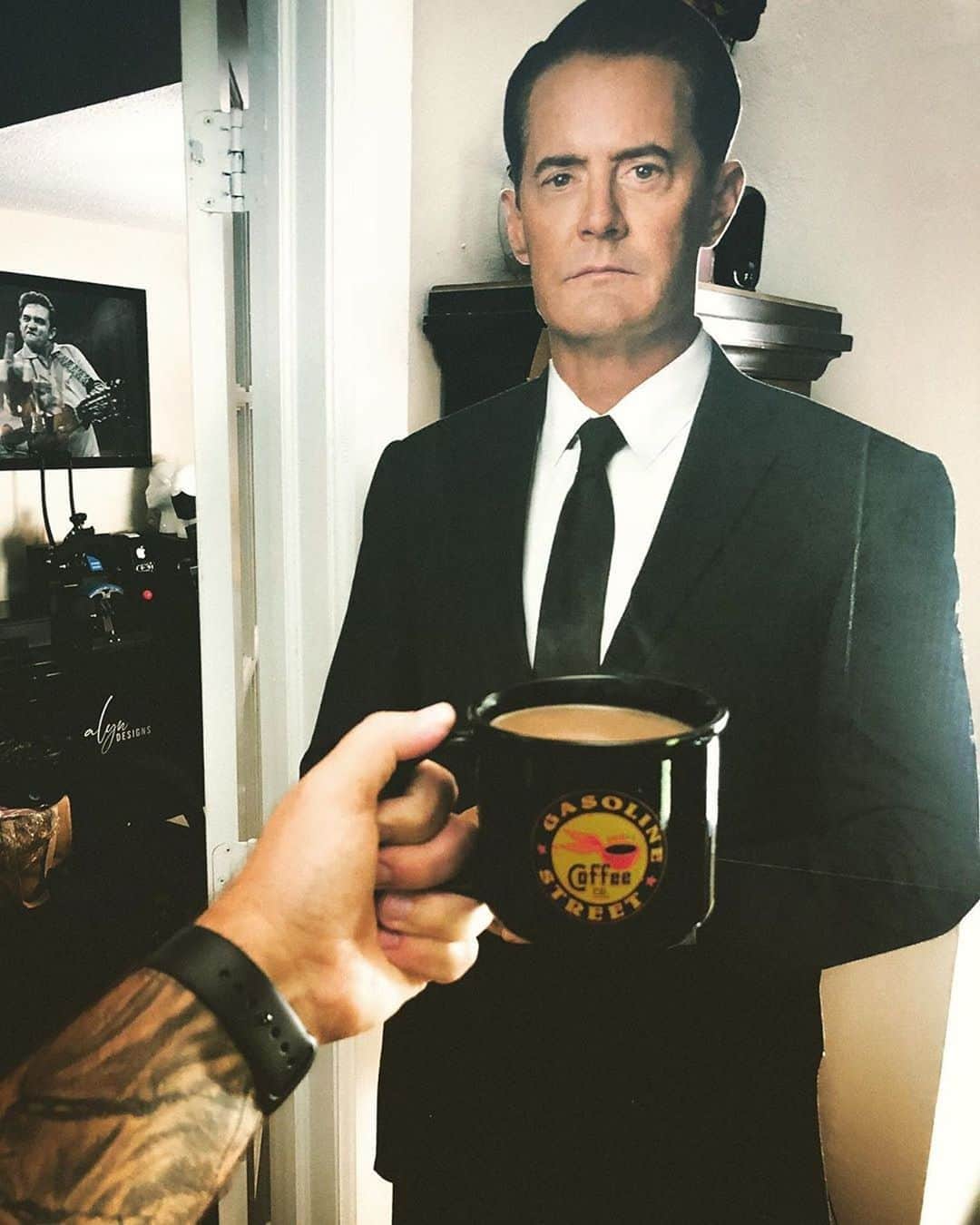 カイル・マクラクランさんのインスタグラム写真 - (カイル・マクラクランInstagram)「Anyone else like @chriscallenx sharing a coffee with Coop this morning? ☕️」9月9日 23時40分 - kyle_maclachlan