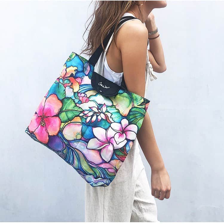 ラレイアのインスタグラム：「🌺 Colleen Wilcoxのエコバッグ💕 即納対応になりました😍🧡 ・ コンパクトになるパッカブルタイプで持ち運び楽々❤︎ ・ 今ならスーパーSALE中なのでクーポンもご利用可能です😊 残り期間わずかとなりますのでお見逃しなく！ ・ ・ ・  ぜひお見逃しなく🌺✨ ・ ・ ・ ---La Leia Precious Life(ラレイア)--- @laleia_official ・ 楽天市場店 https://www.rakuten.co.jp/laleia-p-life/ ・ au PAYマーケット店 https://wowma.jp/user/52666346 ・ ・ ・ #art#hawaii#aloha#surf#beach#laleia#ハワイ#フォトジェニック#インスタ映え#インスタ女子#アロハ#ビーチ#海を感じる雑貨#ラレイア#アート#ビーチガール#サーフスタイル#大人カジュアル#コリーンウィルコックス#ギフト#プレゼント#楽天スーパーセール #楽天 #colleenwilcox #エコバッグ #マイバッグ #海洋プラスチック問題 #環境問題」