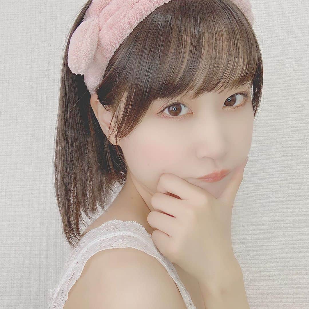 八木沙季のインスタグラム：「🐰🐰 . 新しいヘアバンド買ったから写真撮った☺️ たれ耳うさぎだよ🐰♡♡ ぶたじゃないよ🐷 .」