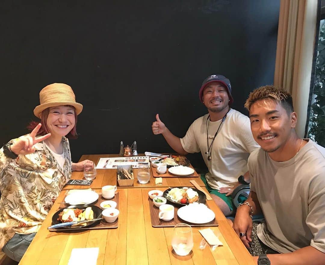 和田美枝のインスタグラム：「この2人とランチしてたら、なんだか海外でご飯食べてる気分になれた🍽w  #ランチ #なんとなく #数時間のハワイ気分 #色んなヒントをくれて #個展お疲れ様会もしてくれた #心優しい人ビト」
