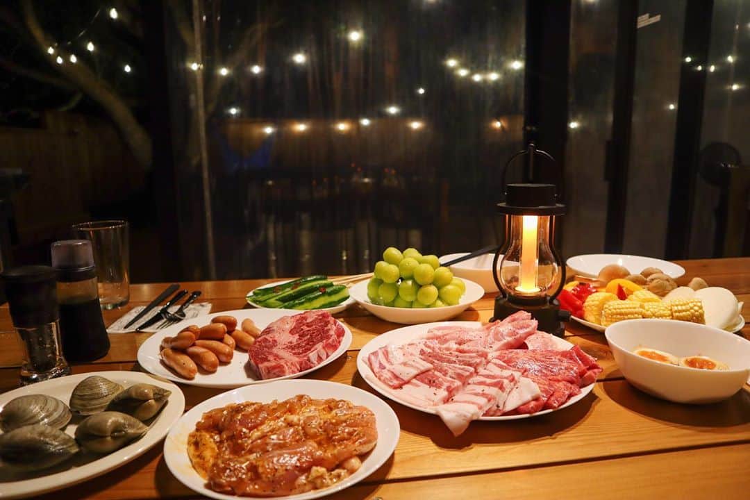 DJ YURiAのインスタグラム：「When we went to the beach,we stayed at "Tiny Base" in Kawazu-chou,Shizuoka.﻿ @amagear_tinybase  It is an accommodation with a Tiny House and a garden.﻿ We enjoyed BBQ, cooked spice curry, watched movies, had a relax time,saw beautiful stars...﻿ We had a wonderful time!!﻿ ﻿ Kawazu-cho is famous of cherry blossoms called "Kawazuzakura". You can see the beautiful cherry blossoms by the river in the early spring.﻿ I wanna come again there other seasons!!﻿ ﻿ ﻿ ビーチに行った際に、静岡県河津町にある【Tiny Base】に泊まりました。﻿ 庭付きの小さなお家の宿泊施設です。﻿ BBQを楽しんだり、スパイスカレーを作ったり、映画を観たり、リラックスした時間を過ごしたり、美しい星を見たりしました⭐️﻿ 素敵な時間を過ごしました☺️✨﻿ ﻿ 河津町は「河津桜」と呼ばれる桜の名所です。 春の早い時期に川沿いに咲く美しい桜が見れます🌸﻿ 他の季節にもまた行きたいです💕﻿ ﻿ ﻿ ﻿ ﻿ #tinybase #tinyhouse  #bbq  #kawazuzakura  #河津桜」