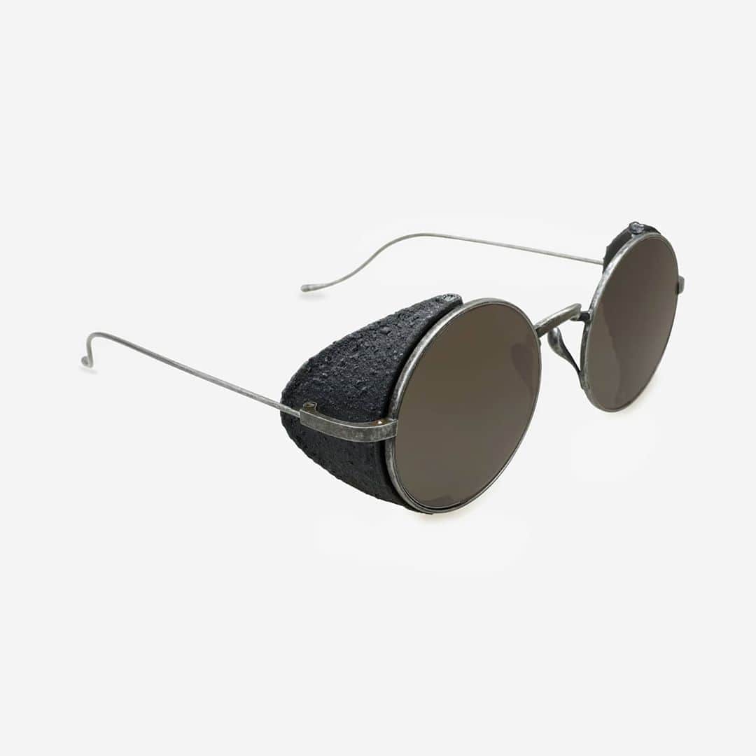のインスタグラム：「THE STONE ECLIPSE : Implied by its name and appearance, this circular shape pays homage to celestial bodies. : Tapping early mountaineering glasses, the frames feature pivoting side-shields to provide extra side-eye protection. As the shields fold inwardly for storage, the smooth sequencing mirrors a partial eclipse in motion. : The shields themselves are quite the enigma: an eye-catching real stone surface (patented) with an ultralight backing. : The unusual, brocade-like surface echoes Uma Wang’s Medieval jacquard patterns, and gives each shield a different look. : The hand-distressed stainless steel frame and the spoon-shaped nose-pads that extend upwardly further nod to Wang and RIGARDS’s penchant for exploring texture and distortion. : Model No.#UW1 . #UMAWANG #RIGARDS #STONEECLIPSE #NONCONFORMIST #NATURALMATERIALS #CRAFTSMANSHIP #EXPERIENCETHEORIGINAL #HANDMADEFORYOURFACE」