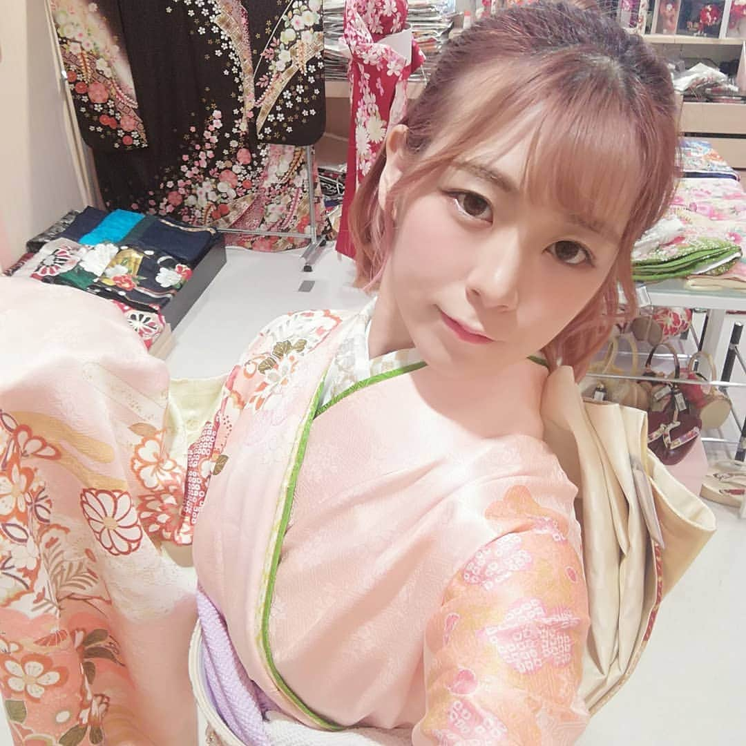 山口さくらさんのインスタグラム写真 - (山口さくらInstagram)「みなさんこんばんは🌸 ミス都立大Ｎｏ．4山口さくらです🌸🌸🌸  今日はオンディーヌ渋谷店様でコーディネートモデルをさせていただいた時の写真🌸  振袖と袴の両方を着せていただきました✨  私は他のミスとは違って既に成人式が済んでいるので、ちょっと行きづらいなぁと思っていたのですが、選んでくれたスタッフの方がとっても丁寧で、コミュ障の私でもすごく楽しく振袖を選ぶことが出来ました💗 色々提案してくれたりアドバイスしてくれたり、すっごく素敵な時間でした✨  成人式の前撮りの時は渋くてかっこいい振袖だったので、今回は可愛らしい雰囲気のものを着せていただきました🌸 帯や襟のあたりなど細かいところの色まで一緒に悩んでもらいました〜✨  しかもその後、成人式が終わってるので、卒業式用としての袴のコーディネートもしていただけました🌸 こちらはとてもオシャレな柄でカッコ良さの出る袴のコーディネートになっています✨ 袴を着るのがとっても楽しみになりました💗 問題はあとは私の卒業ができるかどうかです…🤔🌸  今度前撮りの時の写真も載せますね〜💕🌸  最後まで読んでくださってありがとうございます🌸  今日もプロフィール欄のURLから投票お願いします🌸  #都立大 #東京都立大学 #都立大学 #ミスコン #ミスコンファイナリスト #さくら #金髪女子 #振袖 #袴 #成人式 #成人式前撮り #コーディネートモデル #オンディーヌ渋谷店」9月9日 23時53分 - misstmu2020no4