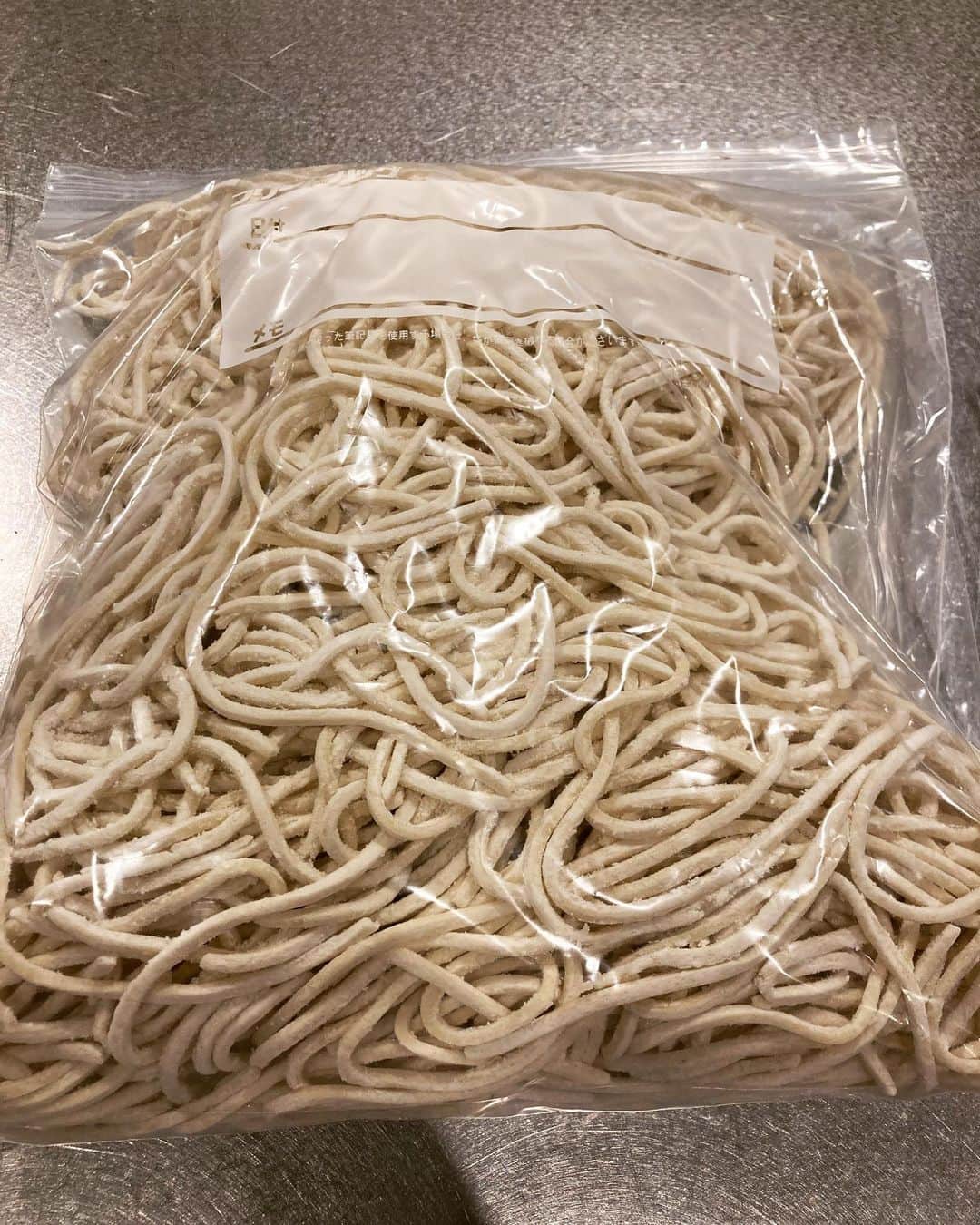桜井誠のインスタグラム：「今回初めて1kg一気に製麺したんだけど、ミキシング中に思った以上に水分抜けて、狙いとブレた。 製麺は繊細な作業だ。 経験値が上がった。 #製麺　#小野式製麺機 #春よ恋　#特飛竜　#特ナンバーワン　#桜井食堂 #本当は綺麗に玉取りして袋詰めしたいけど　#打ち粉するとぐちゃぐちゃになる　#麺帯の時点で打ち粉すればいいんだけど　#家中粉だらけになるから　#最後にしちゃう　#そんなことよりドラム叩け」