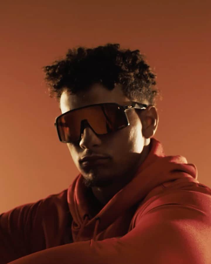 OAKLEYのインスタグラム：「Less talk, more action. Drop a 🔥 in the comments if you're ready for the @NFL season to kick off. #ForTheLoveOfSport」