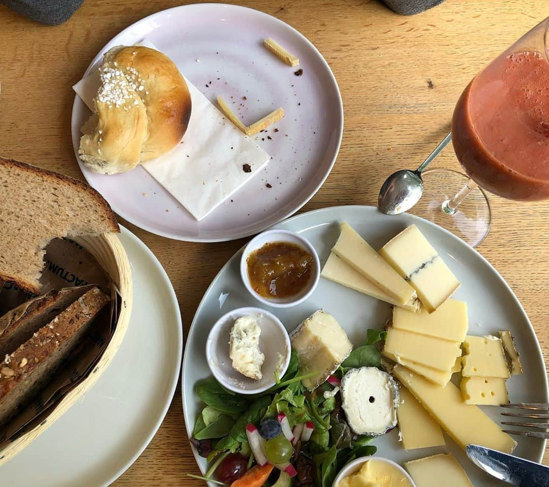 日登美さんのインスタグラム写真 - (日登美Instagram)「Brot Zeit Frankreich 🇫🇷 @manufactum   遅い朝と早い昼ご飯を。 フランススタイルのセット、て書いてあったから頼んだけど、二人分はあった。夫と二人でやっと食べ切れた😭二つ頼まなくてよかった😅海外アルアル😂  焼き立てドイツパンとフランス産チーズが色々。チーズがめちゃ美味しかった！おすすめですよ🇫🇷✨ 普段家ではチーズって買っても全然食べきれないから沢山の種類を色々食べれて大満足💕  #cafe #berlin #manufactum #germany #germanbread #france #cheese #カフェ #ベルリン #たまにはいいよね #チーズ #うまかった #海外在住」9月10日 0時03分 - hitomihigashi_b