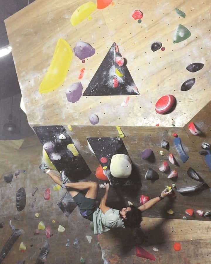 ハキム・カスバンのインスタグラム：「⁣ Big fight, small wins, keep moving.⁣ ⁣ Seen a few variations of the start, but this was the way I saw when I stood under the line.⁣ ⁣  Shaky at the end, but happy with the send. ⁣ 🛠: @flowspace.sets  ⁣ @heavy.japan⁣ ⁣ #climbing #bouldering #heavyjapan」
