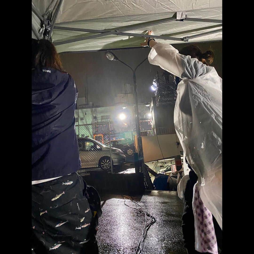 木村拓哉さんのインスタグラム写真 - (木村拓哉Instagram)「﻿ ﻿ 「雨降らしで撮影予定が、リアル雨に……。﻿ ﻿ それでも、撮影は続けます‼︎﻿ スタッフの皆さんに感謝‼︎🙏😅」﻿ ﻿ STAY SAFE!﻿ ﻿ 拓哉﻿ #木村拓哉#TakuyaKimura」9月9日 23時58分 - takuya.kimura_tak