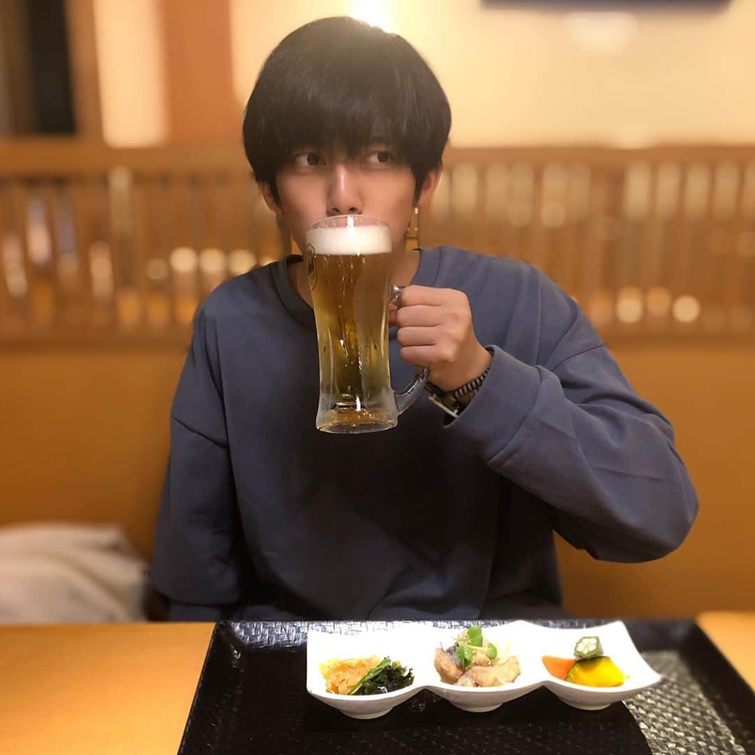 竹下健人さんのインスタグラム写真 - (竹下健人Instagram)「お風呂上がりのビールは格別です。﻿ ﻿ お供してくれたのは大切な親友。﻿ まぁいっぱい話しましたとさ。﻿ ﻿ あと、ネトフリで映画を観ました。﻿ 「#生きている」﻿ ﻿ 今の時代に、このご時世とどこか重なるような﻿ ある意味"ステイホーム"なムービー。﻿ ﻿ 結局1番怖いのは人間なんだなって。﻿ ﻿ #photo﻿ #銭湯﻿ #お風呂﻿ #のぼせがち﻿ #リフレッシュ﻿ #外が涼しかったので﻿ #長袖デビュー﻿ #ロンT﻿ #remer﻿ #風呂上がりの一杯﻿ #Netflix﻿ #映画 #movie  #生きている﻿ #ALIVE #お芝居したい」9月9日 23時58分 - tkst_knt