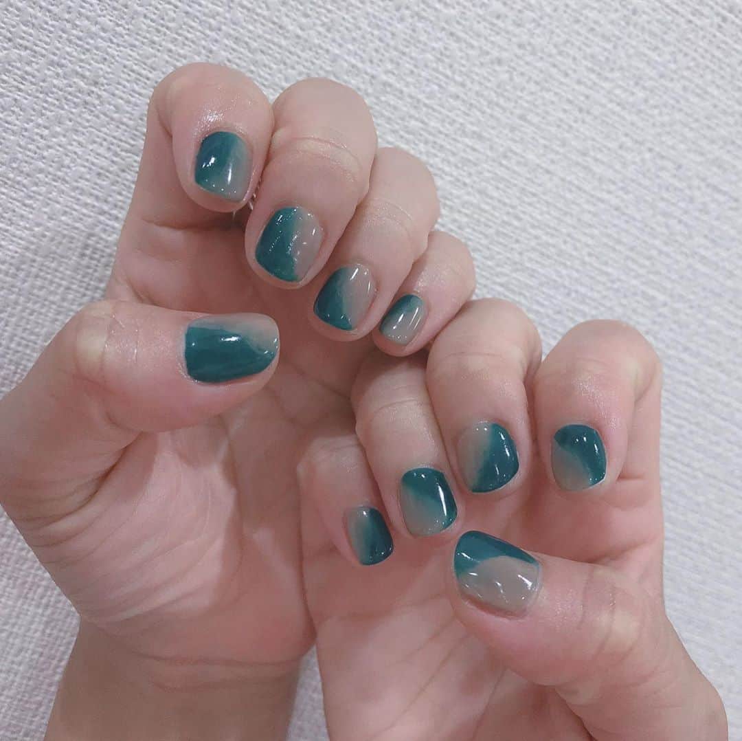 なかやまちえこのインスタグラム：「ベージュとグリーン⠀ ⠀ #nail #nails #nailart #ネイル #美甲 #ネイルアート  #japanesenailart #manucure #japanesenails #manicurist #gelnails #أظافر #네일아트 #미용 #vẽmóng #ngườiđẹp  #เพ้นท์เล็บ #искусствоногтя #artedeuñas #เพ้นท์เล็บเจล #ジェルネイルデザイン #ネイルデザイン #senikuku #nagelkunst #バイカラーネイル @aina_hashimot0」