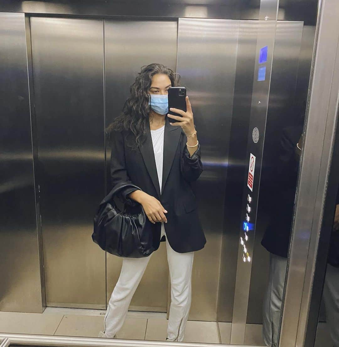 シャニーナ・シャイクのインスタグラム：「Sweats + a blazer 🤍」
