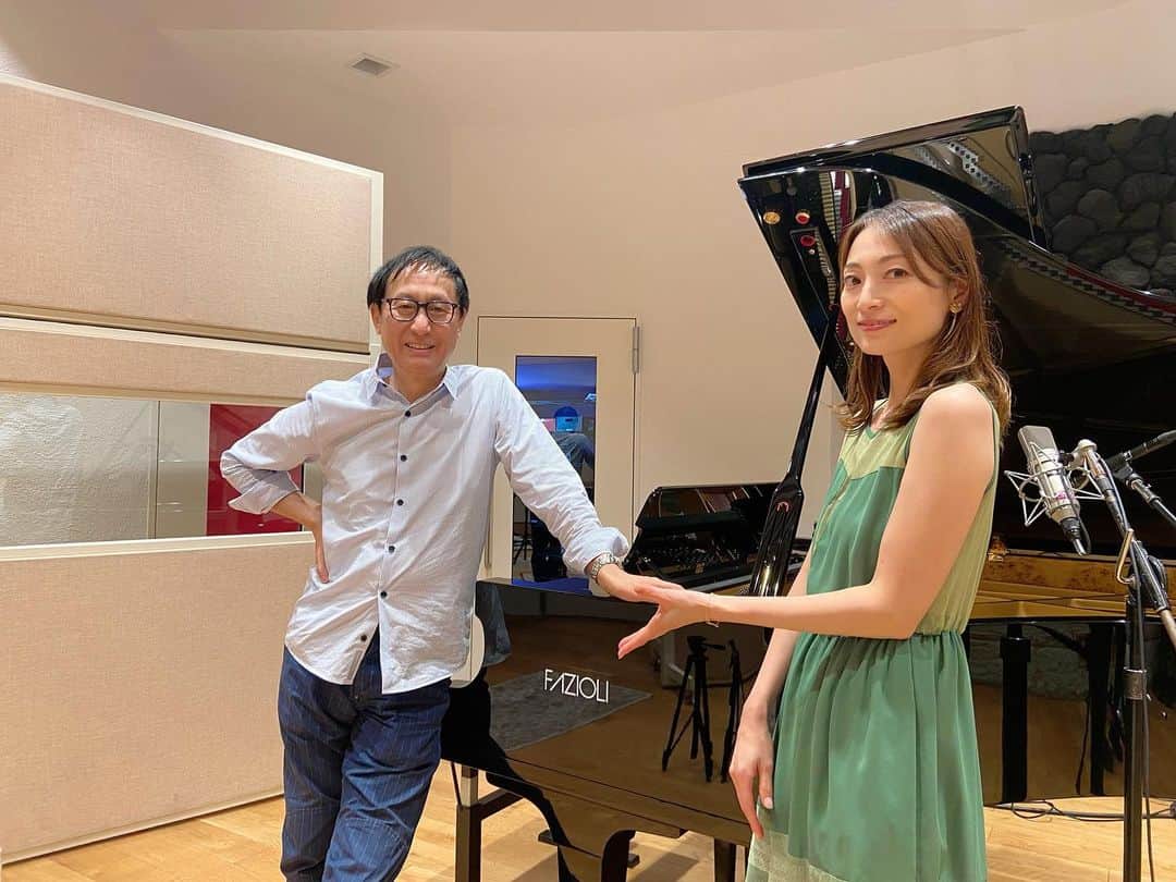 松本英子のインスタグラム：「『武部聡志の僕らの音楽』🎹  YouTube配信がスタート致しました❣️ 久々武部さんとのコラボは、 9月8日がリリース記念日という事で、 「Squall」🎤 そして、TAGOスタジオからの収録というご縁もあり、多胡邦夫さん作詞作曲の『home』をカバーさせて頂きましたよ✨✨✨ 是非ご覧くださいまし☺️ https://www.youtube.com/watch?v=hoGNnKCo2UI&feature=share  #僕らの音楽 #武部聡志 さん #多胡邦夫 さん #木山裕策 さん #tagostudio  #takasaki #satoshitakebe #kuniotago #yusakukiyama  #eikomatsumoto #松本英子」