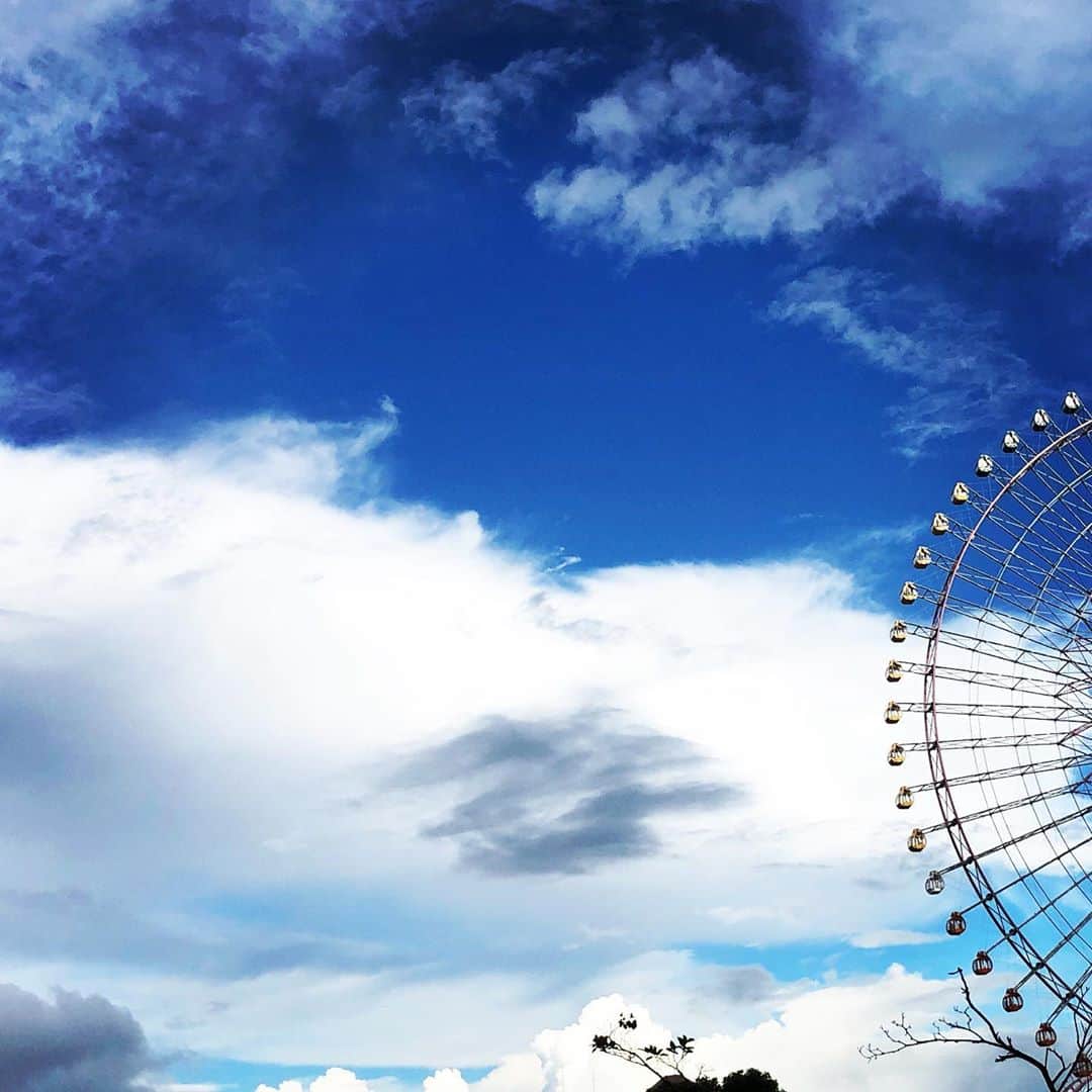 のインスタグラム：「ほろほろの雲、グレーの雲、おいしそうな雲。 この前の台風のあとは、同時にいろんな雲を見れた。 そうよね〜わんわん泣いた後には、そういう趣のある感情が湧くものだものね、なんて思ってしばらく空だけ見てたら、虹も登場した(2枚目) こういう何も考えない時間に、ぱっと降ってくる思いがけないラッキーって前はよくひとり旅の時にあったよなぁって。 日常の中ではなかなか気づかないよね、毎日頭ぱんぱんだもん。 でも毎日頭ぱんぱんで歩いてる時すら虹は出てたのかもしれないし、もっと虹の入る余裕を作りたい。 辻詩音のここ、空いてますよ(胸ポケットを開ける) みたいな状態で、いつもほんの少しのスペースをあけてたい。 みんなの胸ポケットにも虹が入りますように。 入らなかったら私があげるラッキーフォーユー🌈  そんなこんなで私は元気にしています。今月またお知らせがあるのでSNSもちらちら覗きにきてくれたら胸ポケに虹です。(なにこの言葉、クセになる！)  #辻詩音 #tsujishion #虹 #rainbow #胸ポケに虹」