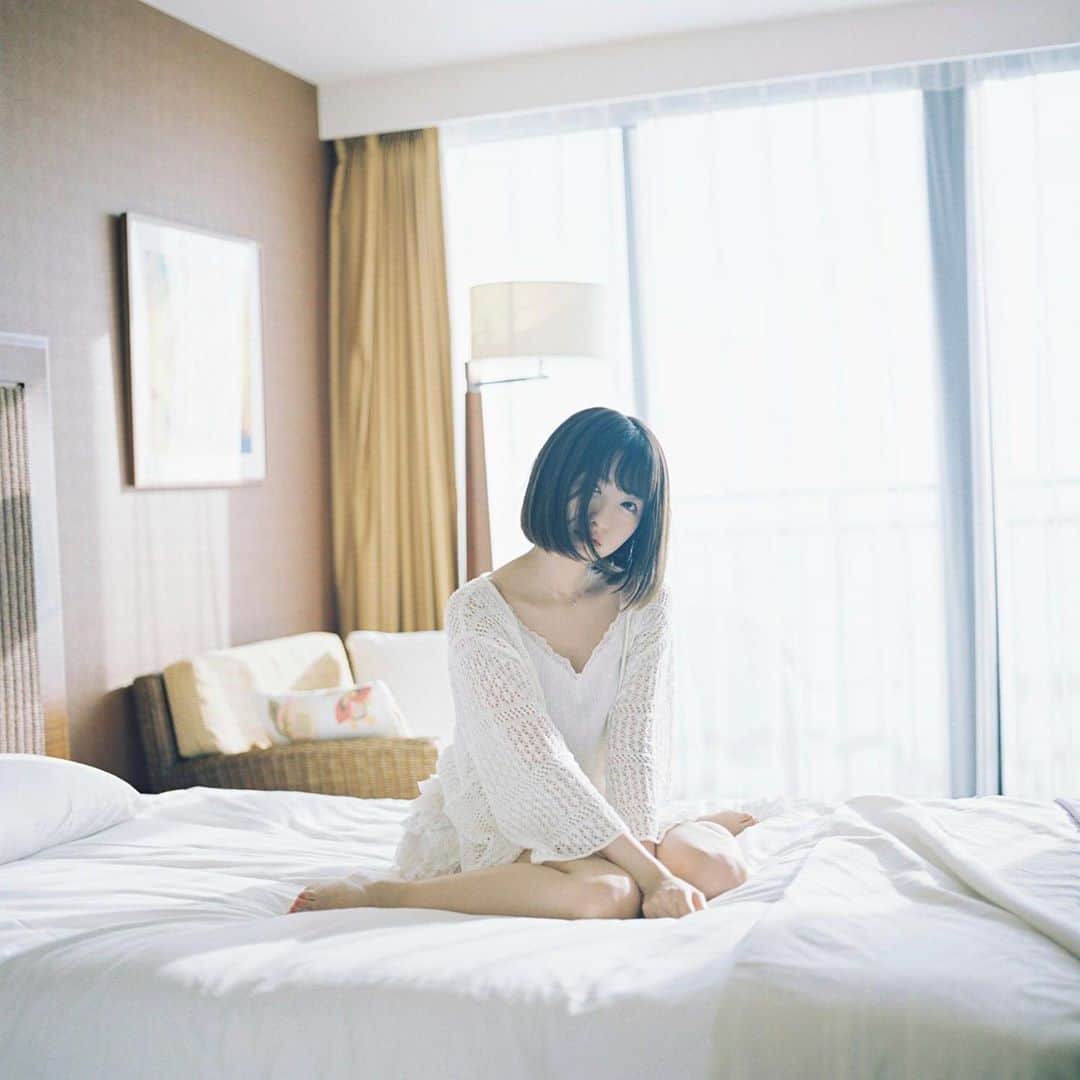 小桃音まいのインスタグラム：「🛌. . お布団とわたし. . きょうもたくさん笑って. しあわせないちにちでした☺️. . かわいいは最高の癒しである. . .」