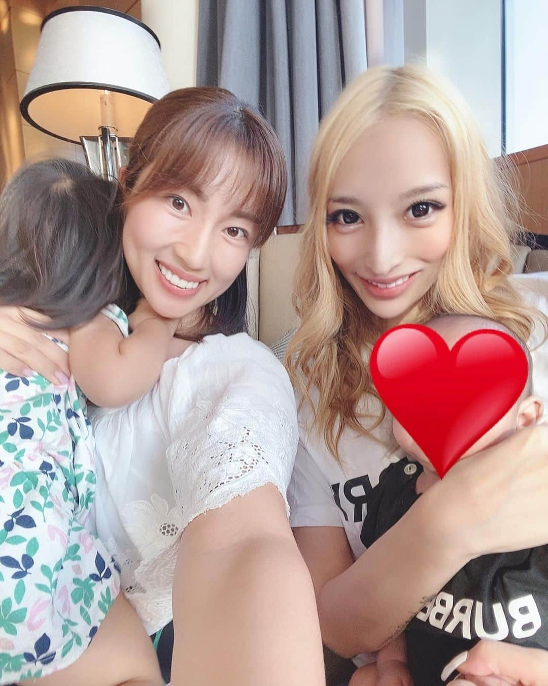 庄司ゆうこさんのインスタグラム写真 - (庄司ゆうこInstagram)「加藤紗里ちゃんとリッツでお茶したよー✨✨ 生後4カ月のりりちゃんとも会えたぁー🤗 小さくて可愛かったなぁ😍 抱っこしたらももちゃんが焼きもち妬いてギャン泣きしちゃったけど🤣 さりちゃんがまだレースクイーン時代、ヨガに来てくれたことあって10年前くらいから知ってるけど今日久しぶりにゆっくり話していたら考え方も全然変わっていてめちゃくちゃしっかりしててビックリした🤣笑 会社も立ち上げて仕事もバリバリして、子育てもシングルマザーで頑張っていて尊敬🤗 世間からはバッシングされまくりなさりちゃんだけど、負けずに頑張って欲しいね🌟 色々お話出来て楽しかった(^^) #リッツカールトン東京#六本木#お茶#アフタヌーンティー#女の子ママ#生後4カ月#1歳4ヶ月#タクシーで爆睡#ももちゃんです🤗」9月10日 0時18分 - yuko.shoji