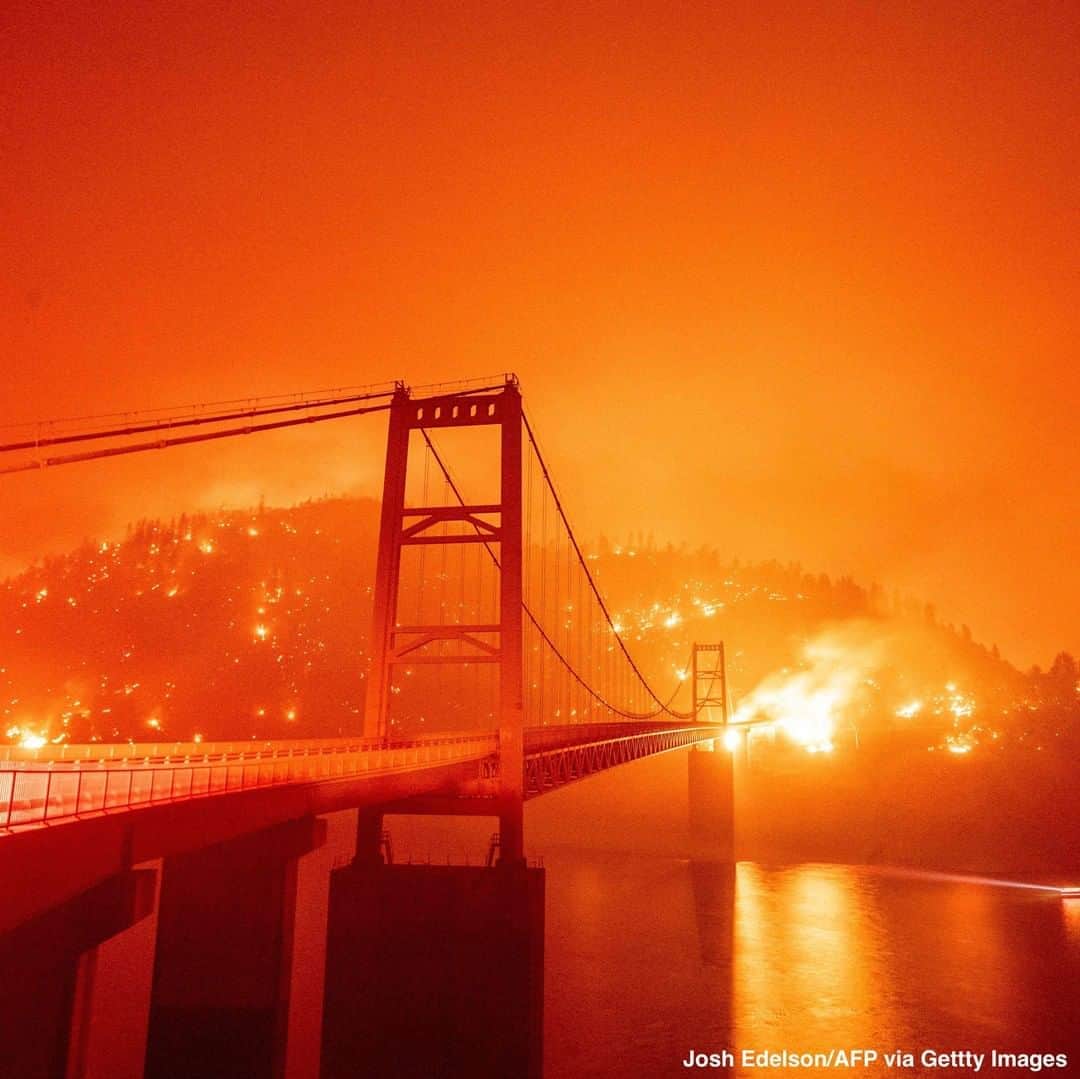 ABC Newsさんのインスタグラム写真 - (ABC NewsInstagram)「The Bidwell Bar Bridge is surrounded by fire in Lake Oroville during the Bear fire in Oroville, California as dangerous wildfires rage across the state. #wildfire #fires #orovillefire #lakeoroville #california」9月10日 0時18分 - abcnews