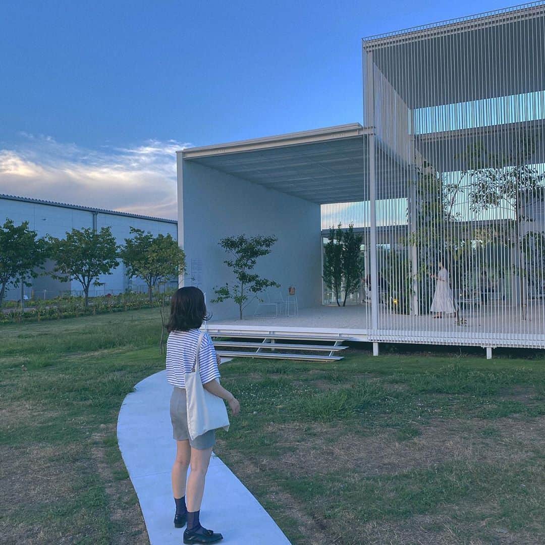 のインスタグラム：「海の近くっていいなーっ🏄‍♀️」