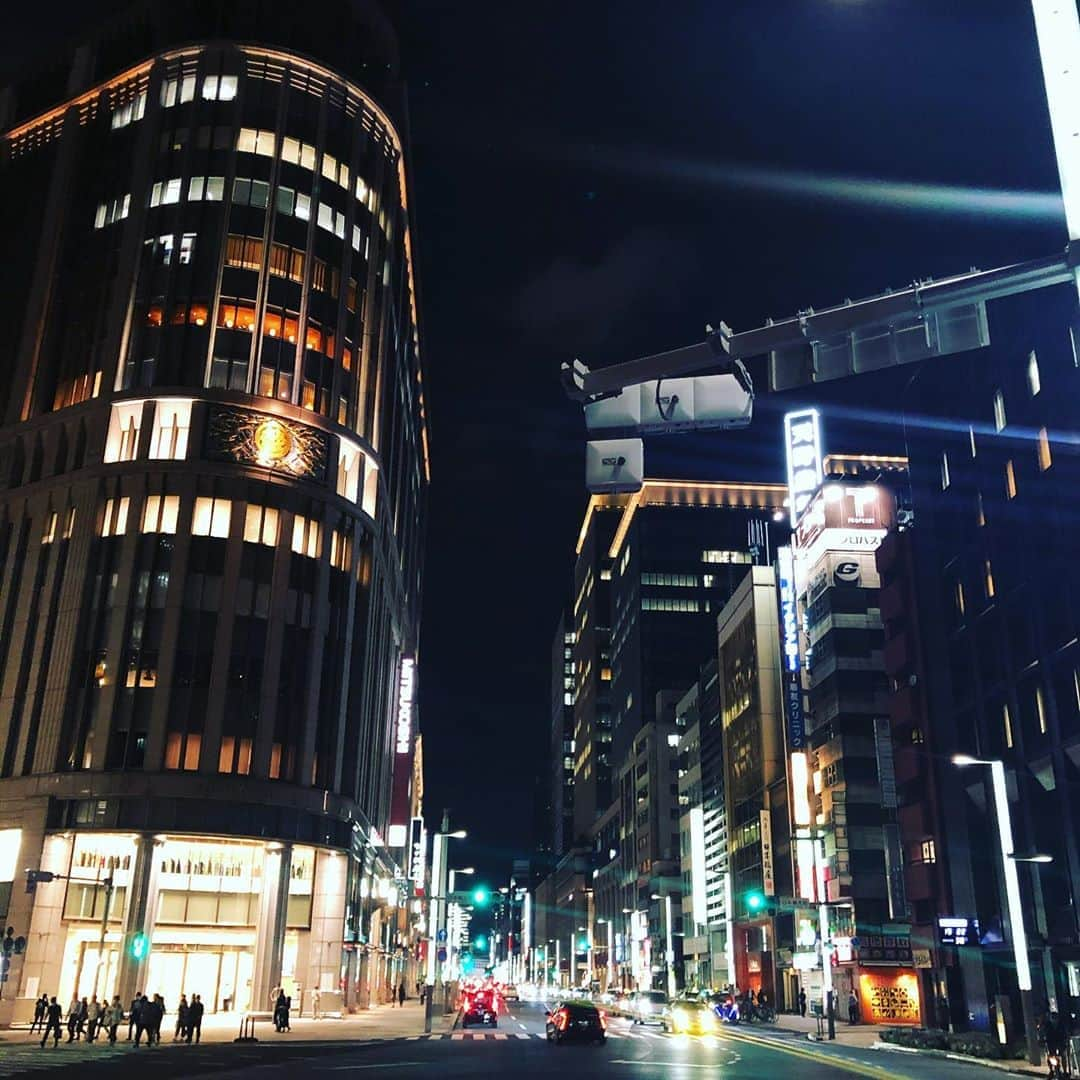 堀田ゆい夏さんのインスタグラム写真 - (堀田ゆい夏Instagram)「. 夜風がすごく気持ちよかった🌙 昨日は流れ星も見えたよ。 　  今日、友達と歩きながら なんだかんだ言っても、 ゆいかちゃんはやっぱり東京が好きなんだと思うよ、 と言われて  見透かされて苦笑いした笑  飛行機で東京に帰ってきた時に空から見えるキラキラ光るビルを見て いつもすごくホッとするし  自然溢れる場所も好きなんだけど 都会が好きなんだよね、きっと😅  #夜のネオンとか #夜中の車の音とか好きです #あれ？夜中が好きなのかもw #夜#東京#夏の夜#日本橋#夜景#知らない自分#感覚 #tokyo」9月10日 0時20分 - yuika_a0902