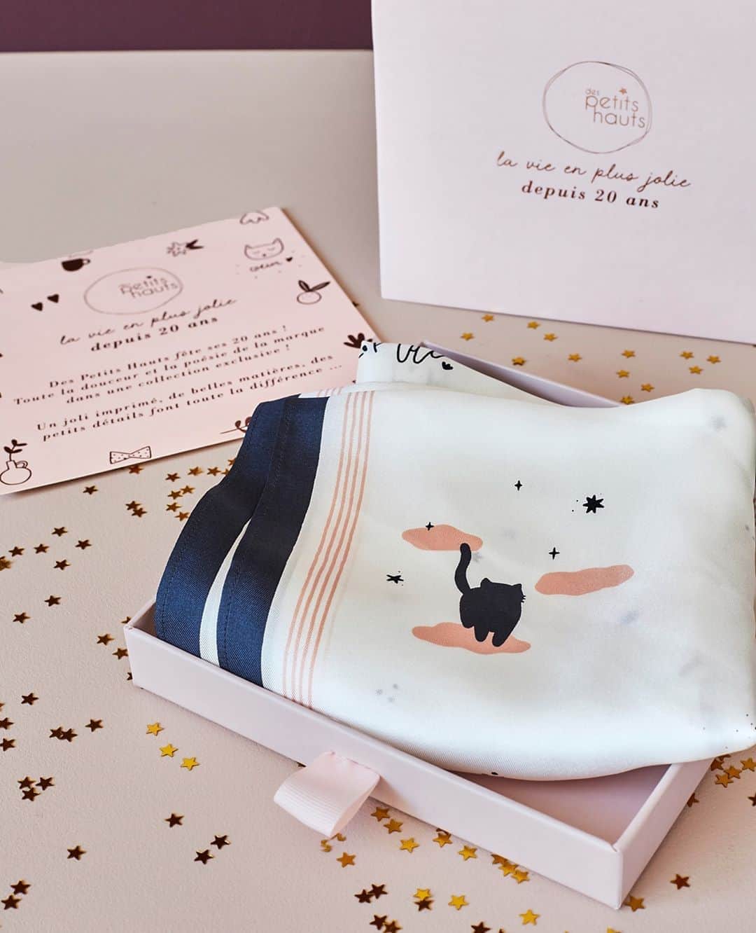 のインスタグラム：「✨ LA VIE EN PLUS JOLIE depuis 20 ans ✨⁠ ⁠ Réinterprétation de notre foulard en soie, avec le bel imprimé conçu spécialement pour nos 20 ans ! Tous nos détails préférés sont au rdv : les petits chats, les étoiles & les jolies illustrations se glissent dans ce carré tout rose et bleu marine ! ⁠⁠ #despetitshauts #despetitshautsaddict #despetitsmoments #nouvellecollection #lavieenplusjoliedepuis20ans #lavieenplusjolie」