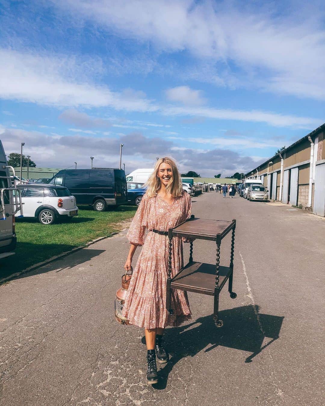 Zanna Van Dijkさんのインスタグラム写真 - (Zanna Van DijkInstagram)「📍Ardingly Antiques Fair 🇬🇧 I’ve had such a lovely day spent digging around at this treasure trove of an antiques market with @houseninedesign to find gems for @oursurreynest 💎 Have you ever been antiques shopping? It is SO much fun! Swipe right to see what we found! 🤩🙌🏼 #secondhandseptember #antiques #antiquefurniture #furniture #interiors #interiordesign #secondhandfinds」9月10日 0時30分 - zannavandijk