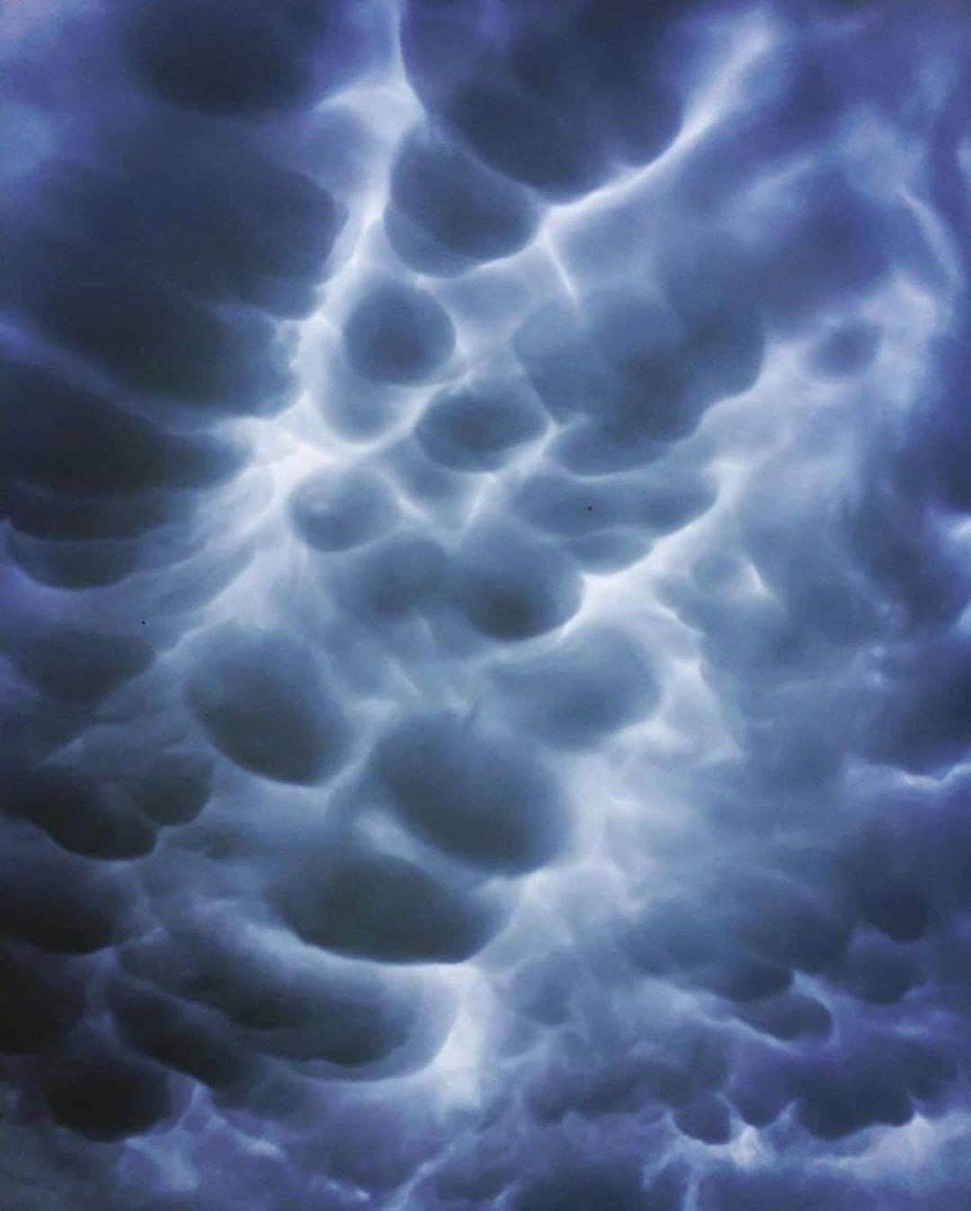 Discover Earthさんのインスタグラム写真 - (Discover EarthInstagram)「Do you know what are those clouds called ?  "☁️Mammatus clouds are some of the most unusual and distinctive clouds formations with a series of bulges or pouches emerging from the base of a cloud. The shape of mammatus formations can vary widely; from the classic protruding shape, to a more elongated tube hanging from the cloud above. Which is most impressive? Photos by: 1. @beautyandruin  2. @jay_a_daley  3. @iwata77  4. @homegroenphotography  5. @bokovoyphotography  6. @photography_worldexplore  7. @tungstene_  8. @theoriginalajaxjones "  ☁️ #discoverthesky with @wonderlustcollective   #mammatusclouds #clouds #sky」9月10日 0時30分 - discoverearth