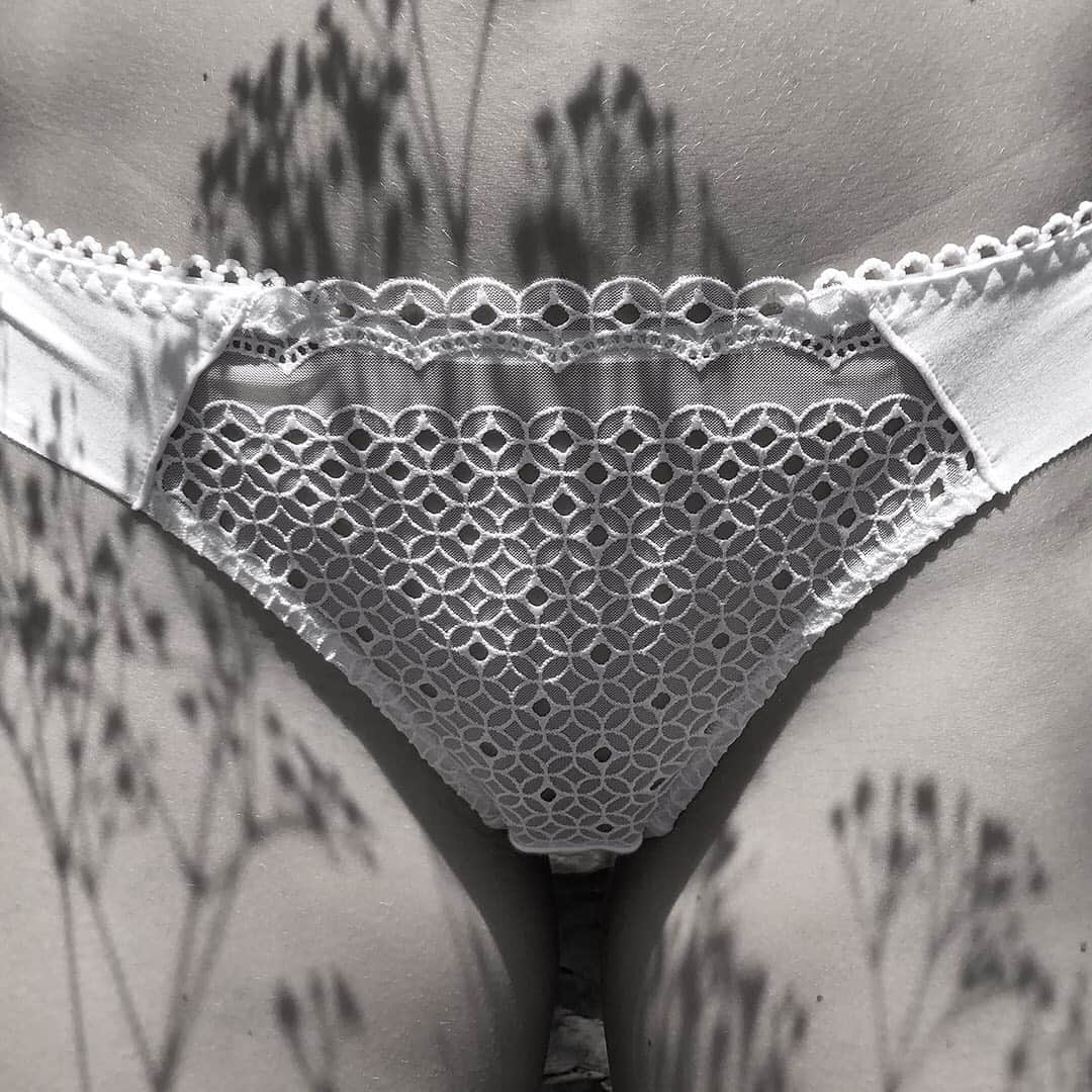 レジャビーのインスタグラム：「L’importance des détails —— it’s all about details #jolicoton #maisonlejaby #lingerie #white #details #douceur #confort」