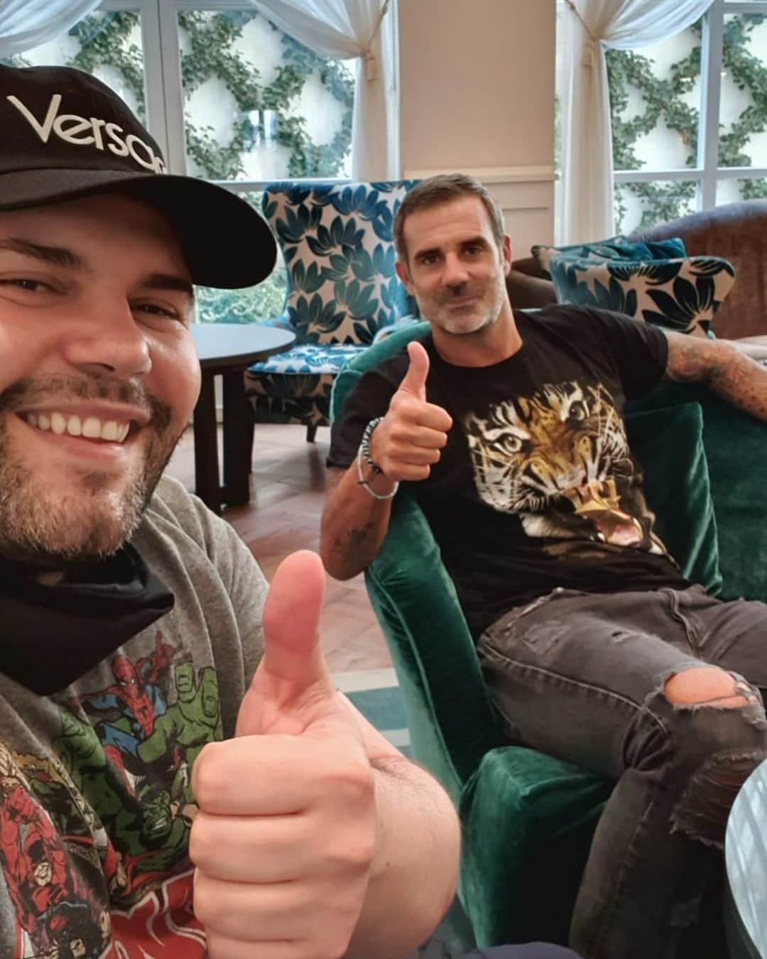ステファノ・ソレンティーノのインスタグラム：「Sosteniamo l’arte e il cinema: andate a vedere lo #Spaccapietre con il mio amico @salvatoreesposito ⭐️」