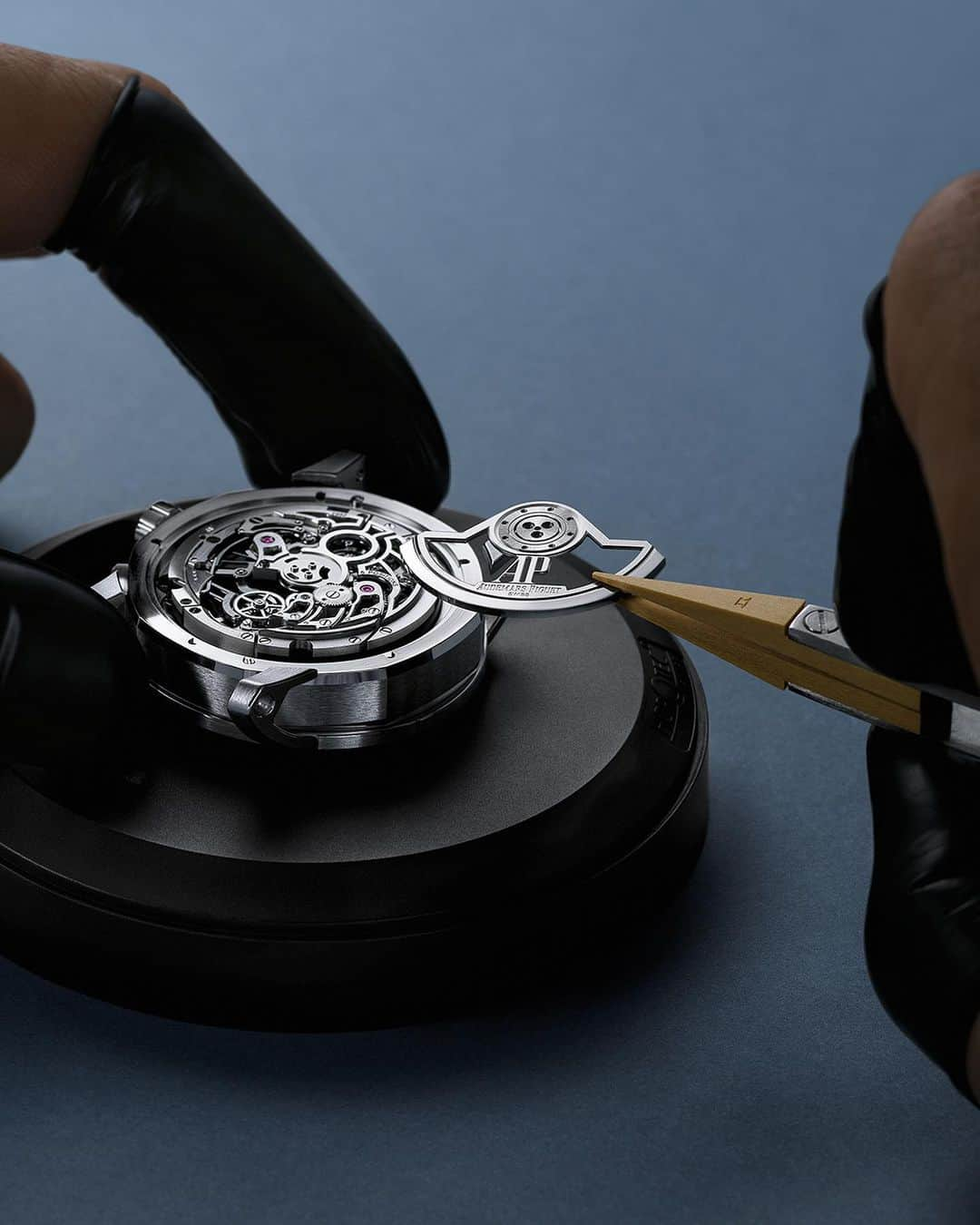 オーデマ・ピゲさんのインスタグラム写真 - (オーデマ・ピゲInstagram)「The alternation of openworked rhodium-toned and black galvanic bridges confers a unique three-dimensional effect and reveals part of the watch’s mechanism. This exceptional complication’s architectural design, though not transparent as a whole, blurs the lines between dial and movement.  #CODE1159 by #AudemarsPiguet  Ref. 26399BC.OO.D321CR.01」9月10日 0時47分 - audemarspiguet