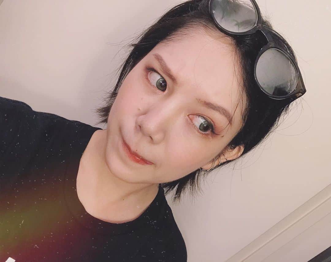 田上真里奈のインスタグラム：「デーハー舞台メイクカラコン汗だく頭皮熱気曇りメガネというイレギュラー」