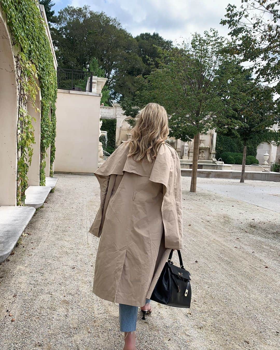 Kelsey Simoneのインスタグラム：「Strolling 🌳 #revolvesummer」