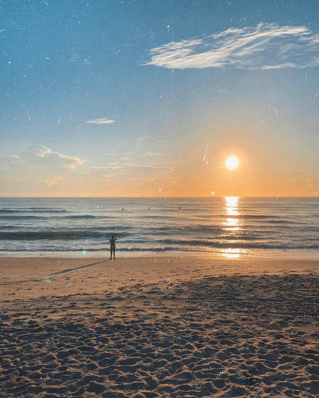 Emily Zeckさんのインスタグラム写真 - (Emily ZeckInstagram)「- Surfed at sunrise this morning and now I get to write songs with my friends ☺️🌞 I found myself in quite the rut the last few weeks. My whole life, the two things that have brought me the most therapeutic/soul-warming joy are surfing and playing music. As silly as it sounds, breaking my wrist put me in a SUPER weird place mentally because I couldn’t surf and I couldn’t play my instruments. I’m so thankful for my life and my health, and I’m so blessed to be able to wake up and do what makes me happy. I need to work on being a little more adaptive to my circumstances and more open with the people around me about how I’m feelin.」9月10日 0時43分 - thatpineapplegirl