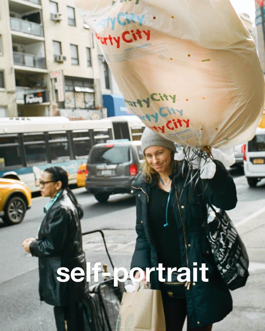 SELF PORTRAITさんのインスタグラム写真 - (SELF PORTRAITInstagram)「Matailong Du @matailongdu Photographer  HOPE means the relief and the celebration after a struggle. A balloon “punches” number people on the street, like myself, and brings them back from reality for a little bit. #SPFORHOPE」9月10日 0時45分 - mrselfportrait