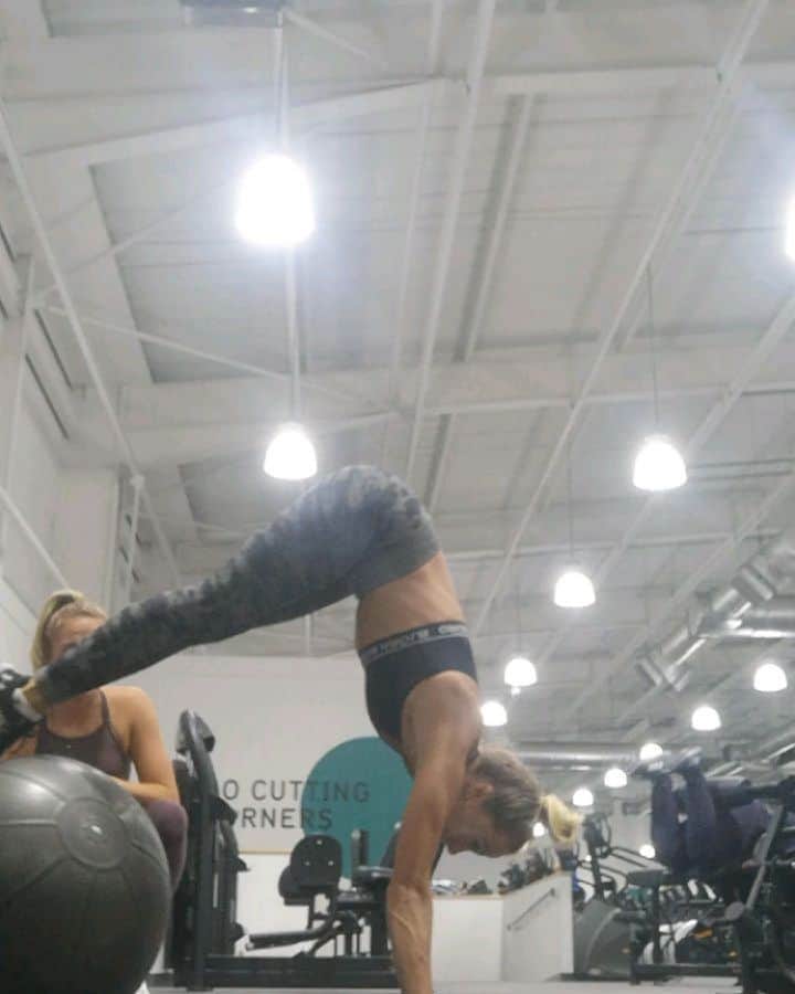 トニア・コーチのインスタグラム：「My favourite three exercises from today's early morning session 😁 .. .. .. #workout #stayfit #motivation #workhard #protein #preworkoutdrink #sportwear #handstand #pikeup #pressups #weights #gains #traintogain #fitplan #puregym」