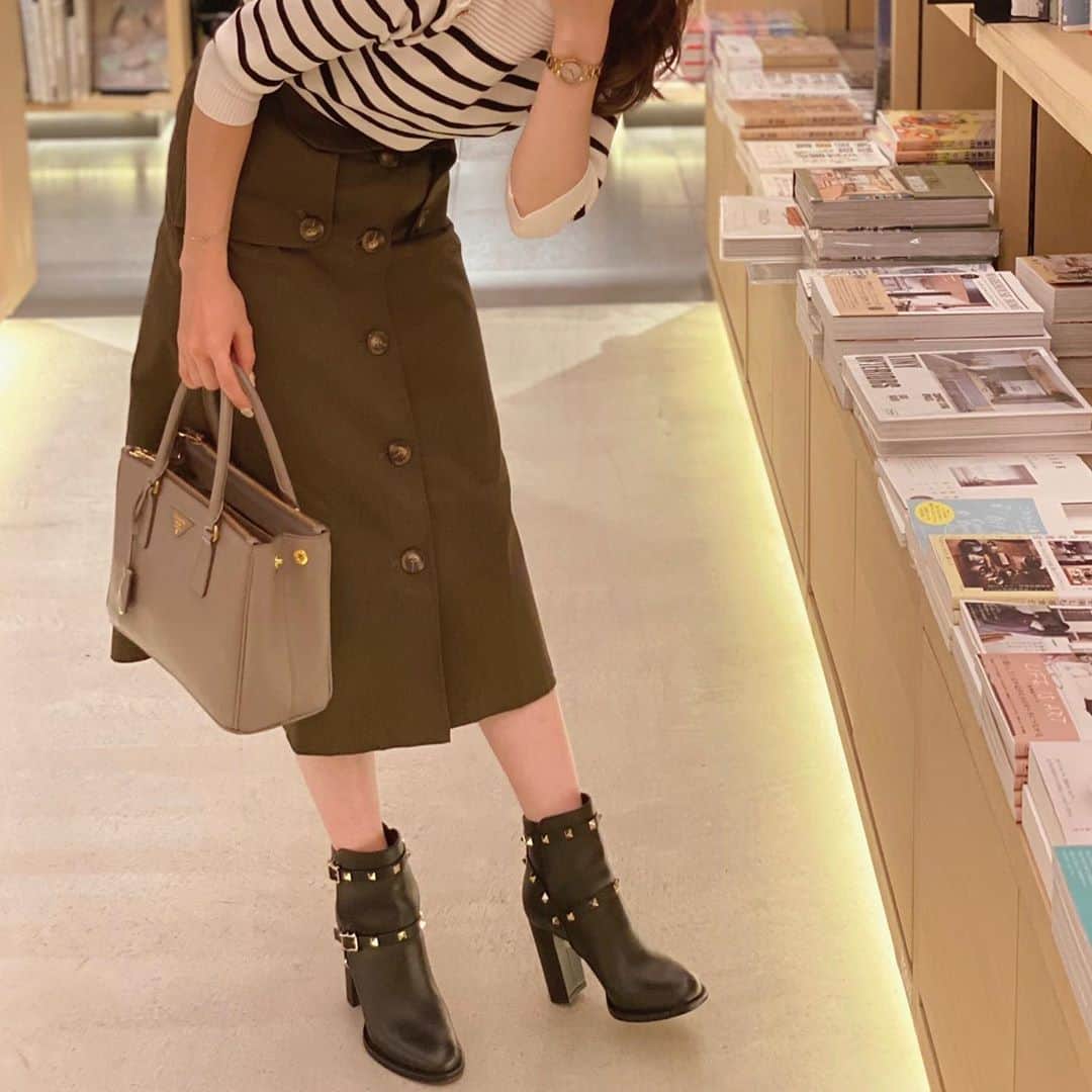 林希乃花さんのインスタグラム写真 - (林希乃花Instagram)「-Chou chou Fleur 2020 Autumn Collection- 2020.9.9 wed 21:00〜  #フレアボタンスカート ¥6,100（税込）  ◼︎point 大人コーデに一年中使える万能アイテムです❤︎ ミモレ丈が女性らしさを演出し、フロント部分に施されたボタンが縦のラインを強調してくれるので、スタイルアップ効果もあります✨ コーデによって自由自在に雰囲気をチェンジしてくれる着回し力◎なアイテムです😊  そして本日20時から インスタライブで今回の秋服をご紹介します❤️ 動画だとリアルにイメージしやすいと思うのでみんな見てね🥰  #chouchoufleur #シュシュフルール #秋服 #秋コーデ #フレアスカート #スカートコーデ #ミモレ丈 #上品コーデ #カーキ #カーキコーデ #カジュアルファッション #大人カジュアル #デートコーデ #女子会コーデ #ママ会 #高見えコーデ #ミルクティーカラー #韓国ファッション #プチプラコーデ #prada #プラダ #ヴァレンティノ #ママコーデ #ママファッション #ママスタ #ママリ #ママ友」9月9日 15時52分 - nonokagram