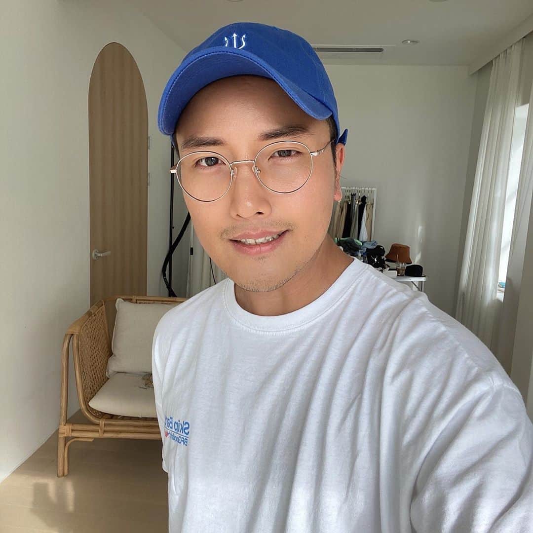 キム・ジュニさんのインスタグラム写真 - (キム・ジュニInstagram)「바로전피드 하트 눌러주셨어요? 내일까지 여러분의 애정을 담은 하트 기다릴께요🤍☺️  즈희 신랑은 로즈골드,저는 블랙+로즈골드테를 착용했어요. (사진은 컬러가 채도가 빠져 아닌것 같지만 로즈골드 맞아요😅 )같은 사이즈이지만 즈희 신랑 얼굴이 쪼끔 크신 관계로 제가 착용한거보단 알에 작아보이죠😅  남자분들 충분히 가능하시구요 여성분들도 얼굴이 평균 이상이다 하시는 분들은 즈희 신랑 착샷 참고해주세요😆 솔직히 #어버브x카린_arin “아린🤍”안경은  얼굴이 너무 작으신분보다 평균 한국인 얼굴을 가지신 분들이 잘 어울리는거 같아요:)  지난번 판매했던 카린 선글라스보다 안경이기 때문에 알사이즈는 살짝 작구요 지난번 카린선글라스와 쉐입은 거의 비슷하고 착용감,무게 역시 비슷합니다🙋🏻‍♀️ 자세한 스팩은 홈페이지에서 자세하게 설명 드리겠지만, 같은 소재로 만든 제품이므로 거의 동일하게 보시되 알사이즈가 작아진 정도만 생각해주심 되세요!  요즘 코로나로 마스크와 더불어 비말차단용으로 안경을 많이 착용하시는데 멋스럽고 트렌디한 어버브x카린의 “아린🤍”안경을 추천해 봅니다:)  궁금하신 내용 댓글로 남겨주시면 답변해드릴께요:) 목요일엔 설명 라방도 해드릴 예정입니다☺️  지난 카린선글라스 완판에 힘입어 카린에서 특별히 어버브 한정판 “아린🤍”안경을 콜라보로 만들어 주셔서 정말 뜻깊은 마음으로 판매 진행하게 되었어요:) 어디에서도 만날수 없는 어버브x카린 만의 익스클루시브한 안경은 금요일 오전 11시 오픈이에요🤍  #어버브x카린arin  #아린🤍」9月9日 15時56分 - evajunie