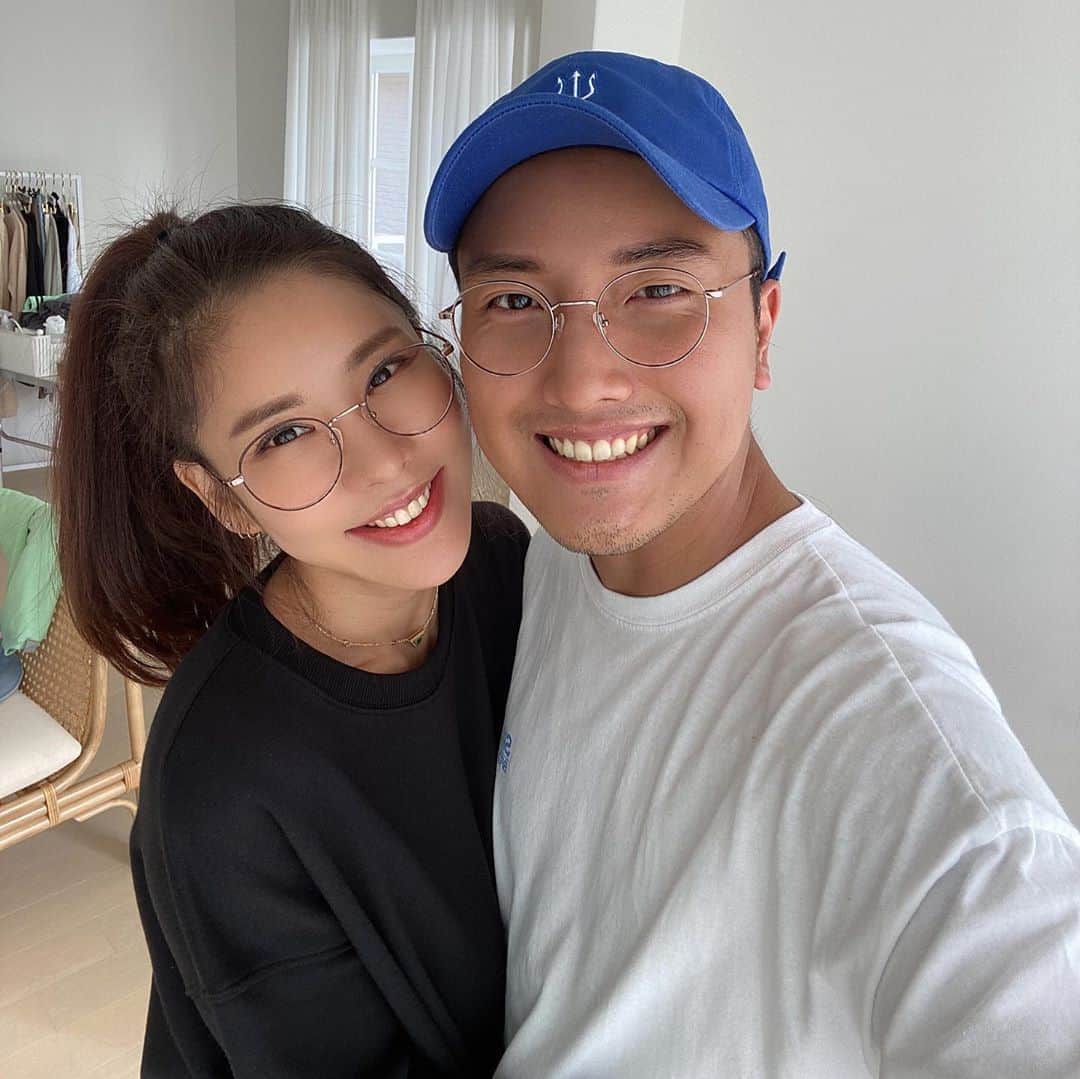 キム・ジュニさんのインスタグラム写真 - (キム・ジュニInstagram)「바로전피드 하트 눌러주셨어요? 내일까지 여러분의 애정을 담은 하트 기다릴께요🤍☺️  즈희 신랑은 로즈골드,저는 블랙+로즈골드테를 착용했어요. (사진은 컬러가 채도가 빠져 아닌것 같지만 로즈골드 맞아요😅 )같은 사이즈이지만 즈희 신랑 얼굴이 쪼끔 크신 관계로 제가 착용한거보단 알에 작아보이죠😅  남자분들 충분히 가능하시구요 여성분들도 얼굴이 평균 이상이다 하시는 분들은 즈희 신랑 착샷 참고해주세요😆 솔직히 #어버브x카린_arin “아린🤍”안경은  얼굴이 너무 작으신분보다 평균 한국인 얼굴을 가지신 분들이 잘 어울리는거 같아요:)  지난번 판매했던 카린 선글라스보다 안경이기 때문에 알사이즈는 살짝 작구요 지난번 카린선글라스와 쉐입은 거의 비슷하고 착용감,무게 역시 비슷합니다🙋🏻‍♀️ 자세한 스팩은 홈페이지에서 자세하게 설명 드리겠지만, 같은 소재로 만든 제품이므로 거의 동일하게 보시되 알사이즈가 작아진 정도만 생각해주심 되세요!  요즘 코로나로 마스크와 더불어 비말차단용으로 안경을 많이 착용하시는데 멋스럽고 트렌디한 어버브x카린의 “아린🤍”안경을 추천해 봅니다:)  궁금하신 내용 댓글로 남겨주시면 답변해드릴께요:) 목요일엔 설명 라방도 해드릴 예정입니다☺️  지난 카린선글라스 완판에 힘입어 카린에서 특별히 어버브 한정판 “아린🤍”안경을 콜라보로 만들어 주셔서 정말 뜻깊은 마음으로 판매 진행하게 되었어요:) 어디에서도 만날수 없는 어버브x카린 만의 익스클루시브한 안경은 금요일 오전 11시 오픈이에요🤍  #어버브x카린arin  #아린🤍」9月9日 15時56分 - evajunie