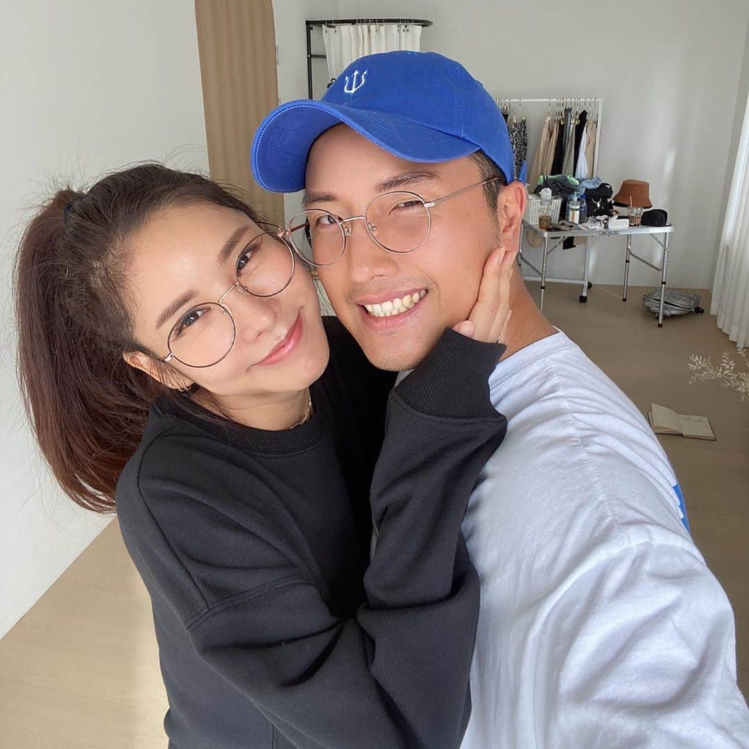 キム・ジュニさんのインスタグラム写真 - (キム・ジュニInstagram)「바로전피드 하트 눌러주셨어요? 내일까지 여러분의 애정을 담은 하트 기다릴께요🤍☺️  즈희 신랑은 로즈골드,저는 블랙+로즈골드테를 착용했어요. (사진은 컬러가 채도가 빠져 아닌것 같지만 로즈골드 맞아요😅 )같은 사이즈이지만 즈희 신랑 얼굴이 쪼끔 크신 관계로 제가 착용한거보단 알에 작아보이죠😅  남자분들 충분히 가능하시구요 여성분들도 얼굴이 평균 이상이다 하시는 분들은 즈희 신랑 착샷 참고해주세요😆 솔직히 #어버브x카린_arin “아린🤍”안경은  얼굴이 너무 작으신분보다 평균 한국인 얼굴을 가지신 분들이 잘 어울리는거 같아요:)  지난번 판매했던 카린 선글라스보다 안경이기 때문에 알사이즈는 살짝 작구요 지난번 카린선글라스와 쉐입은 거의 비슷하고 착용감,무게 역시 비슷합니다🙋🏻‍♀️ 자세한 스팩은 홈페이지에서 자세하게 설명 드리겠지만, 같은 소재로 만든 제품이므로 거의 동일하게 보시되 알사이즈가 작아진 정도만 생각해주심 되세요!  요즘 코로나로 마스크와 더불어 비말차단용으로 안경을 많이 착용하시는데 멋스럽고 트렌디한 어버브x카린의 “아린🤍”안경을 추천해 봅니다:)  궁금하신 내용 댓글로 남겨주시면 답변해드릴께요:) 목요일엔 설명 라방도 해드릴 예정입니다☺️  지난 카린선글라스 완판에 힘입어 카린에서 특별히 어버브 한정판 “아린🤍”안경을 콜라보로 만들어 주셔서 정말 뜻깊은 마음으로 판매 진행하게 되었어요:) 어디에서도 만날수 없는 어버브x카린 만의 익스클루시브한 안경은 금요일 오전 11시 오픈이에요🤍  #어버브x카린arin  #아린🤍」9月9日 15時56分 - evajunie