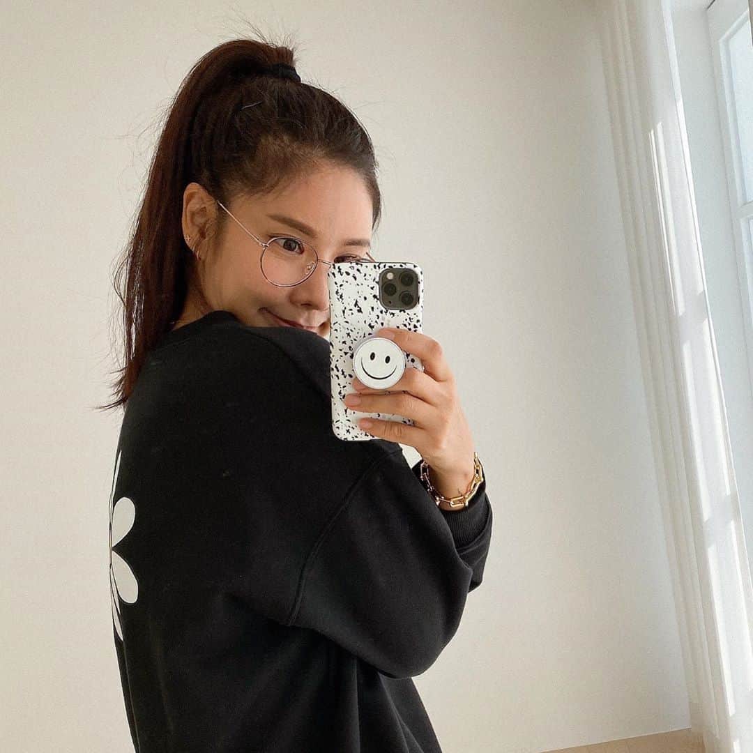 キム・ジュニさんのインスタグラム写真 - (キム・ジュニInstagram)「바로전피드 하트 눌러주셨어요? 내일까지 여러분의 애정을 담은 하트 기다릴께요🤍☺️  즈희 신랑은 로즈골드,저는 블랙+로즈골드테를 착용했어요. (사진은 컬러가 채도가 빠져 아닌것 같지만 로즈골드 맞아요😅 )같은 사이즈이지만 즈희 신랑 얼굴이 쪼끔 크신 관계로 제가 착용한거보단 알에 작아보이죠😅  남자분들 충분히 가능하시구요 여성분들도 얼굴이 평균 이상이다 하시는 분들은 즈희 신랑 착샷 참고해주세요😆 솔직히 #어버브x카린_arin “아린🤍”안경은  얼굴이 너무 작으신분보다 평균 한국인 얼굴을 가지신 분들이 잘 어울리는거 같아요:)  지난번 판매했던 카린 선글라스보다 안경이기 때문에 알사이즈는 살짝 작구요 지난번 카린선글라스와 쉐입은 거의 비슷하고 착용감,무게 역시 비슷합니다🙋🏻‍♀️ 자세한 스팩은 홈페이지에서 자세하게 설명 드리겠지만, 같은 소재로 만든 제품이므로 거의 동일하게 보시되 알사이즈가 작아진 정도만 생각해주심 되세요!  요즘 코로나로 마스크와 더불어 비말차단용으로 안경을 많이 착용하시는데 멋스럽고 트렌디한 어버브x카린의 “아린🤍”안경을 추천해 봅니다:)  궁금하신 내용 댓글로 남겨주시면 답변해드릴께요:) 목요일엔 설명 라방도 해드릴 예정입니다☺️  지난 카린선글라스 완판에 힘입어 카린에서 특별히 어버브 한정판 “아린🤍”안경을 콜라보로 만들어 주셔서 정말 뜻깊은 마음으로 판매 진행하게 되었어요:) 어디에서도 만날수 없는 어버브x카린 만의 익스클루시브한 안경은 금요일 오전 11시 오픈이에요🤍  #어버브x카린arin  #아린🤍」9月9日 15時56分 - evajunie